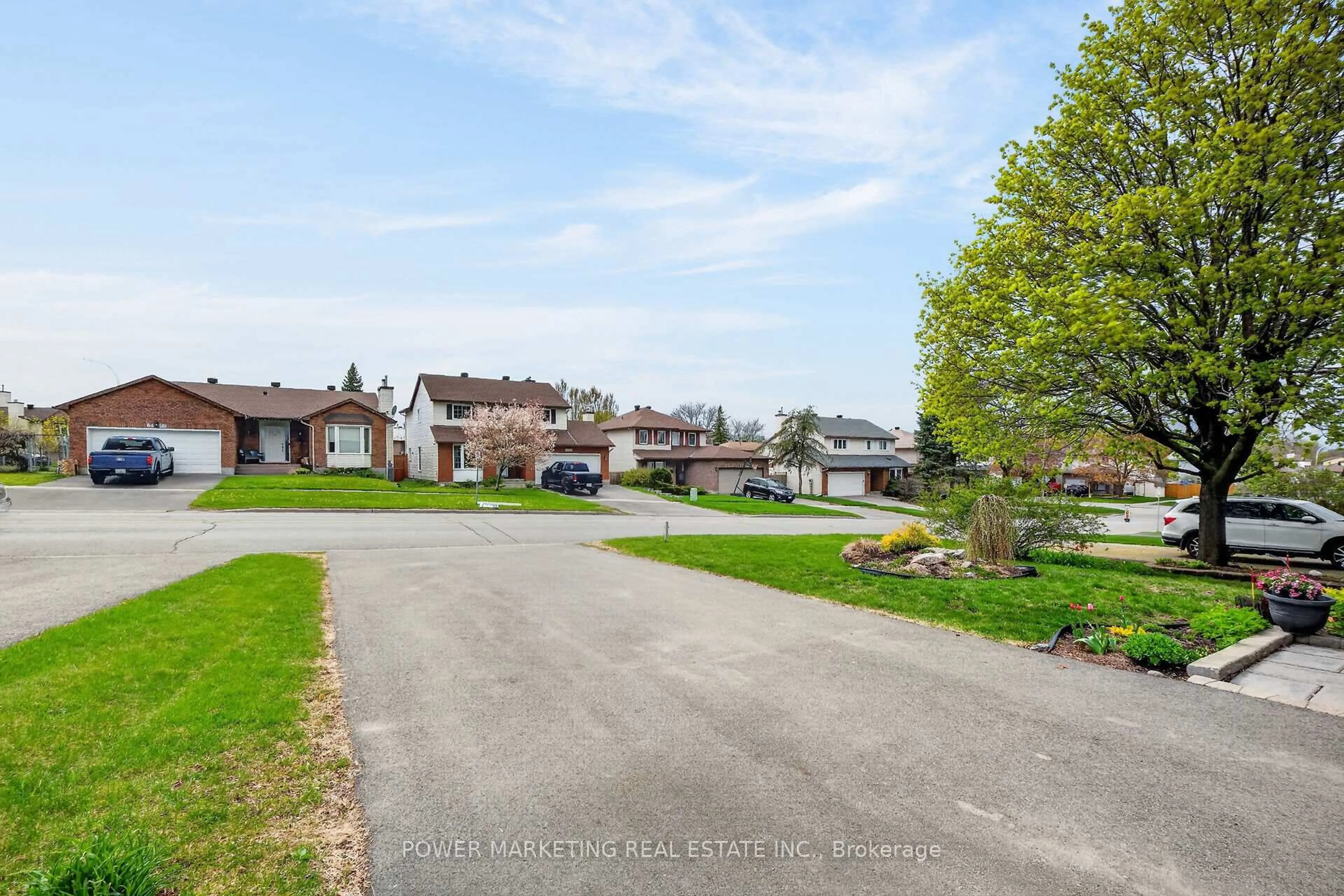 A pic from outside/outdoor area/front of a property/back of a property/a pic from drone, street for 6451 VISENEAU Dr, Orleans Ontario K1C 5H1