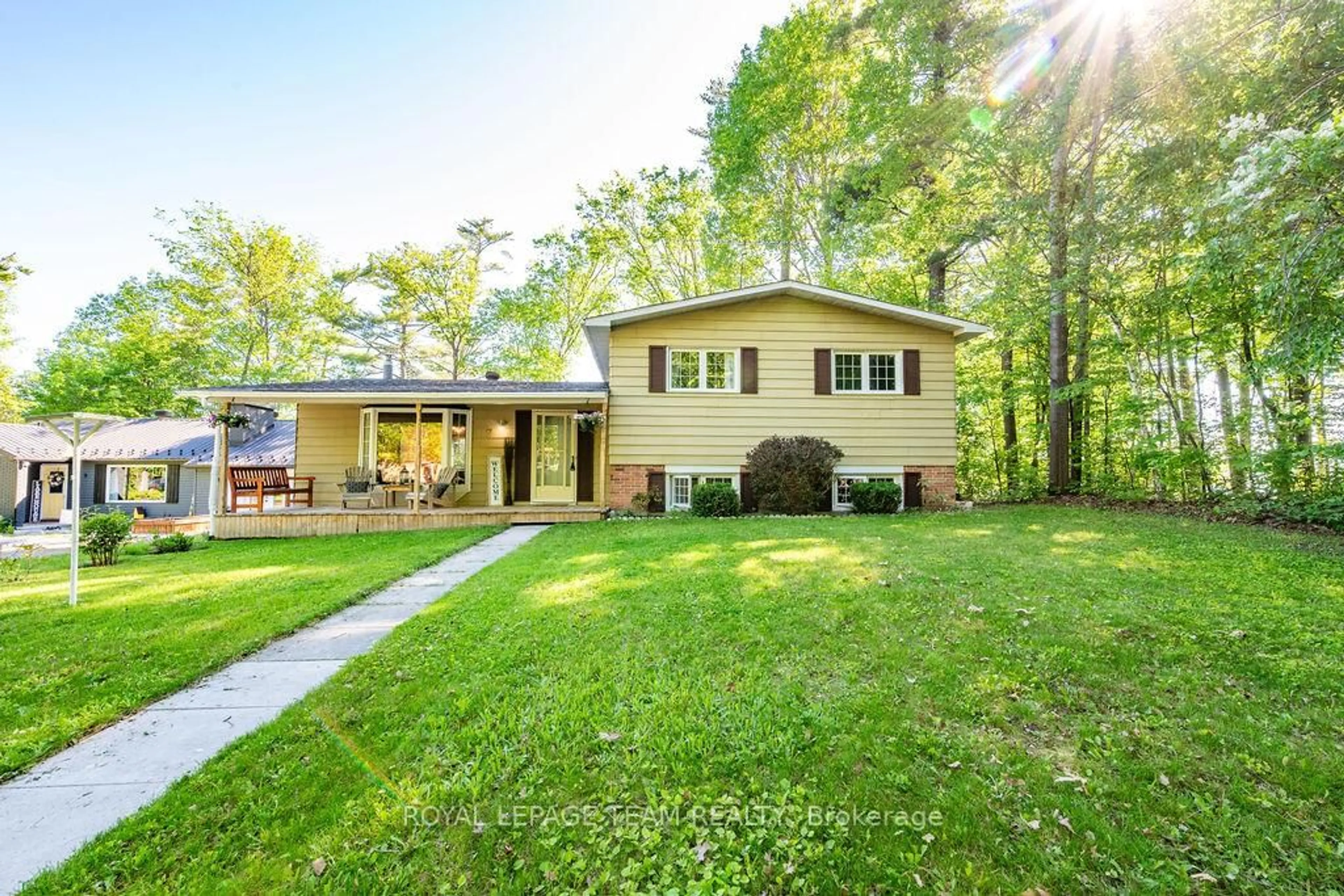 Home with vinyl exterior material, water/lake/river/ocean view for 7 Simmons Dr, Cobden Ontario K0J 1K0