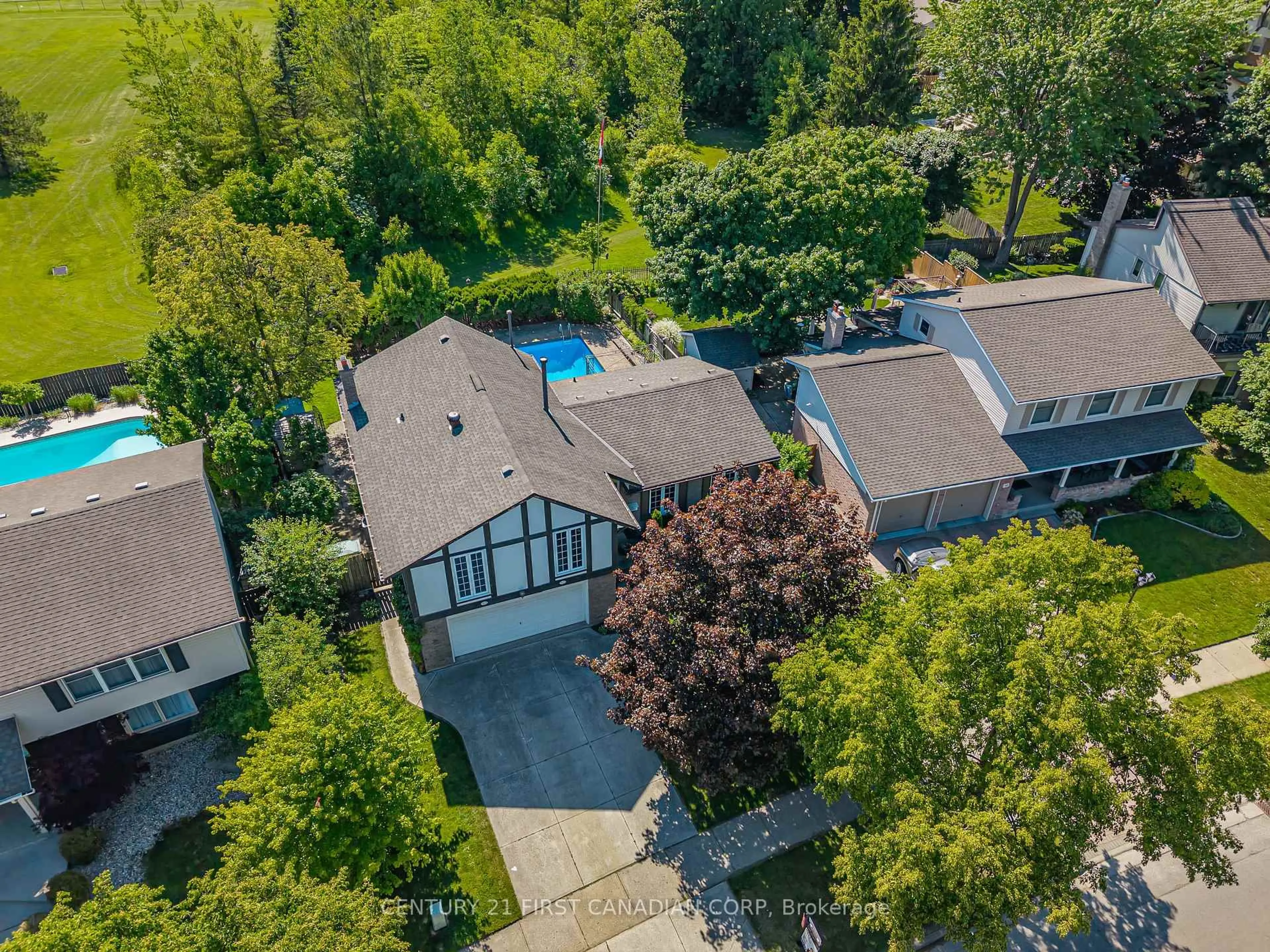 A pic from outside/outdoor area/front of a property/back of a property/a pic from drone, unknown for 923 Farnham Rd, London South Ontario N6K 1S2
