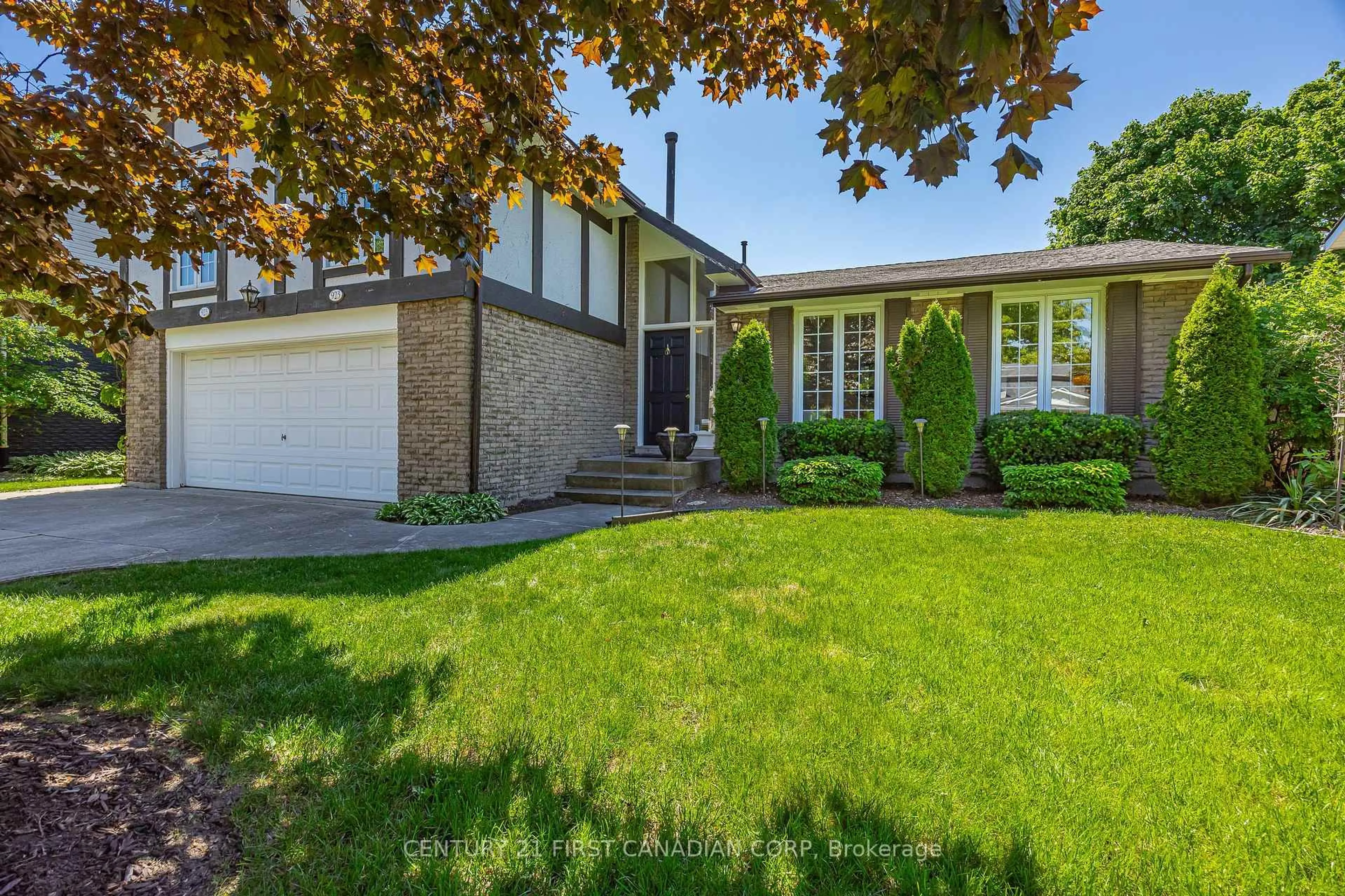 Home with vinyl exterior material, street for 923 Farnham Rd, London South Ontario N6K 1S2