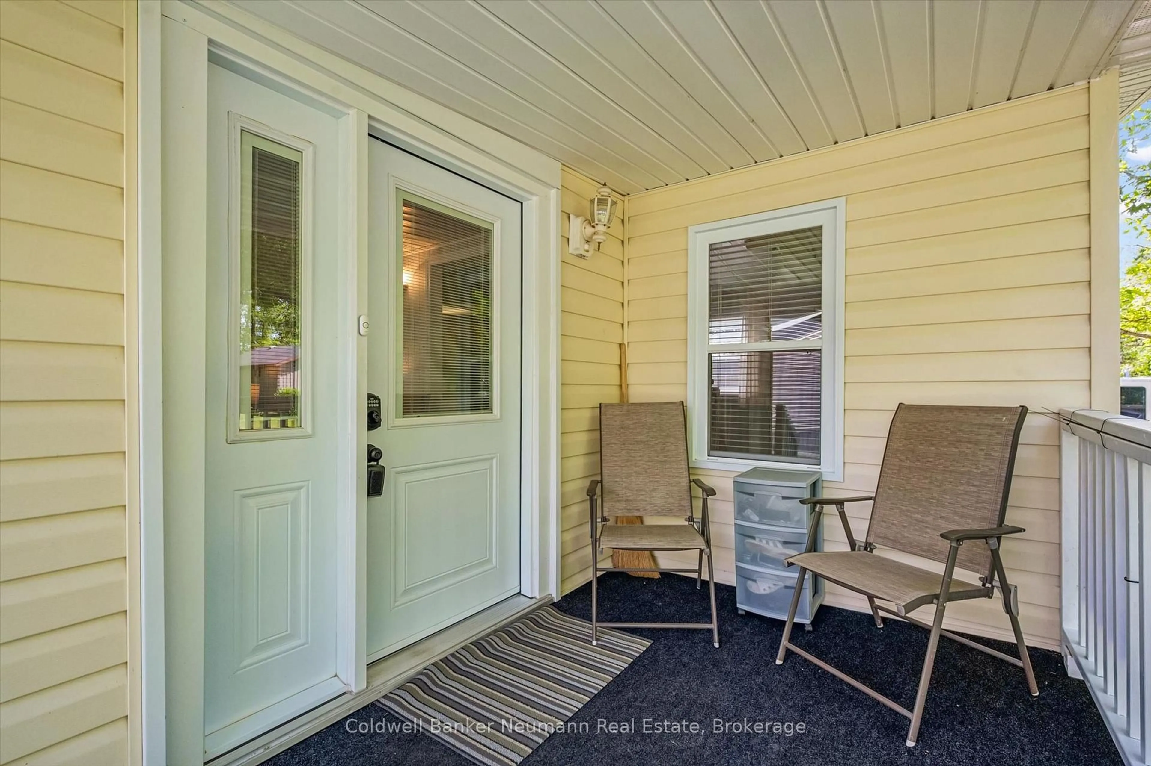 Indoor entryway for 407 Teak Tr, Centre Wellington Ontario N1M 2W5