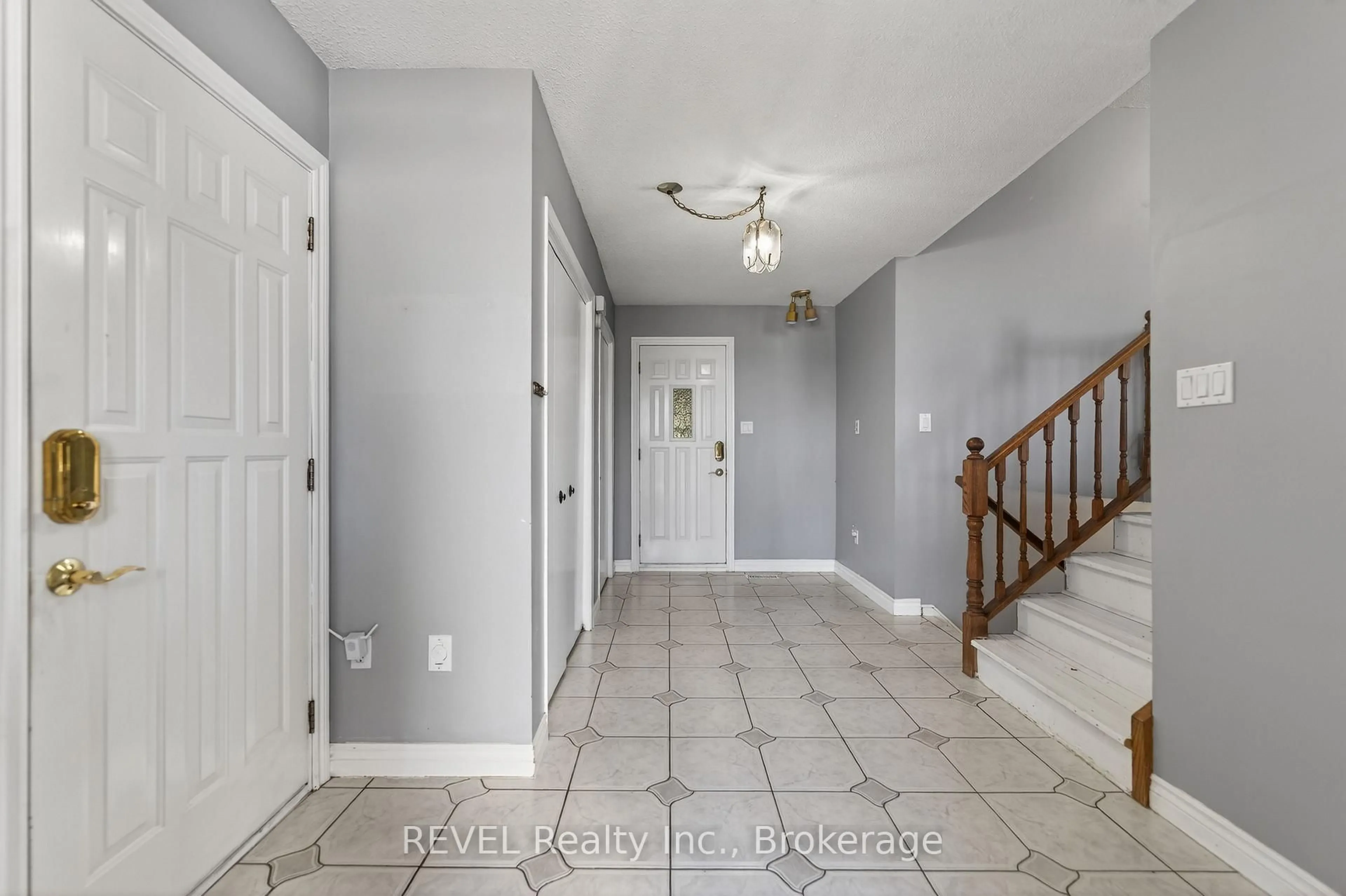 Indoor entryway for 19 Lynwood Dr, Hamilton Ontario L8E 3E7