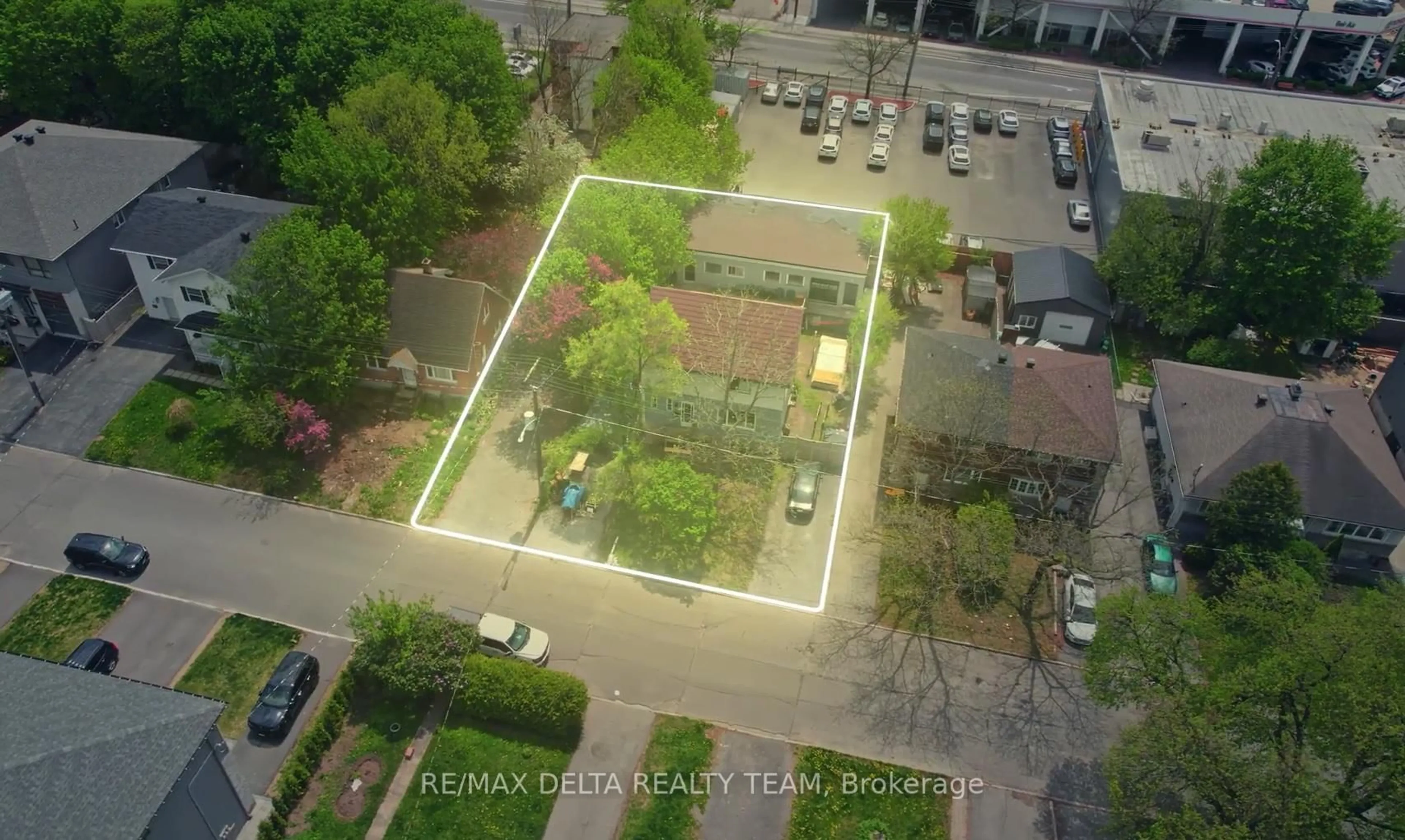A pic from outside/outdoor area/front of a property/back of a property/a pic from drone, street for 538 Mutual St, Ottawa Ontario K1K 1C6