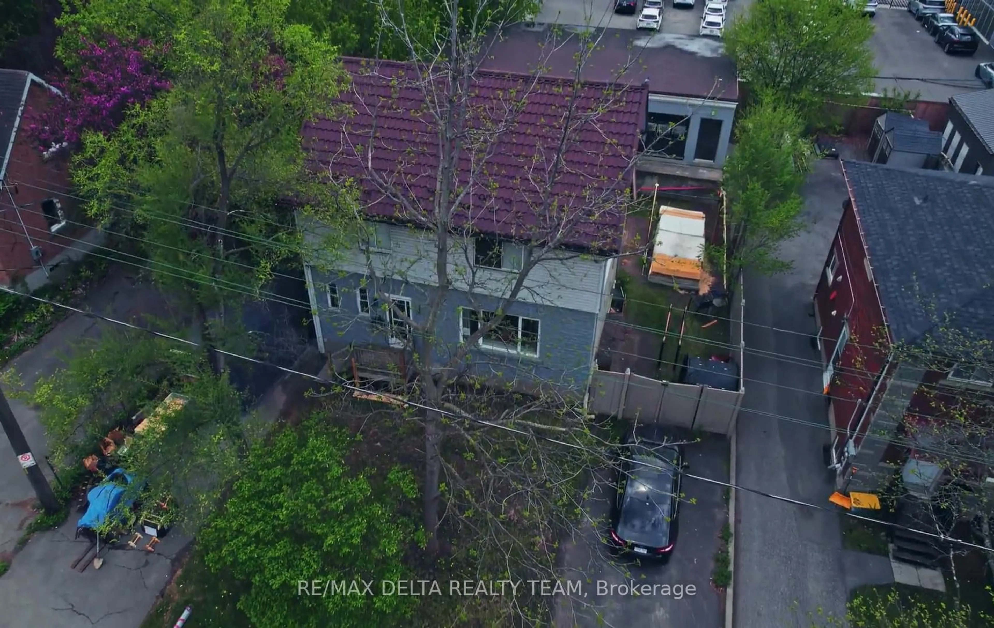 A pic from outside/outdoor area/front of a property/back of a property/a pic from drone, unknown for 538 Mutual St, Ottawa Ontario K1K 1C6