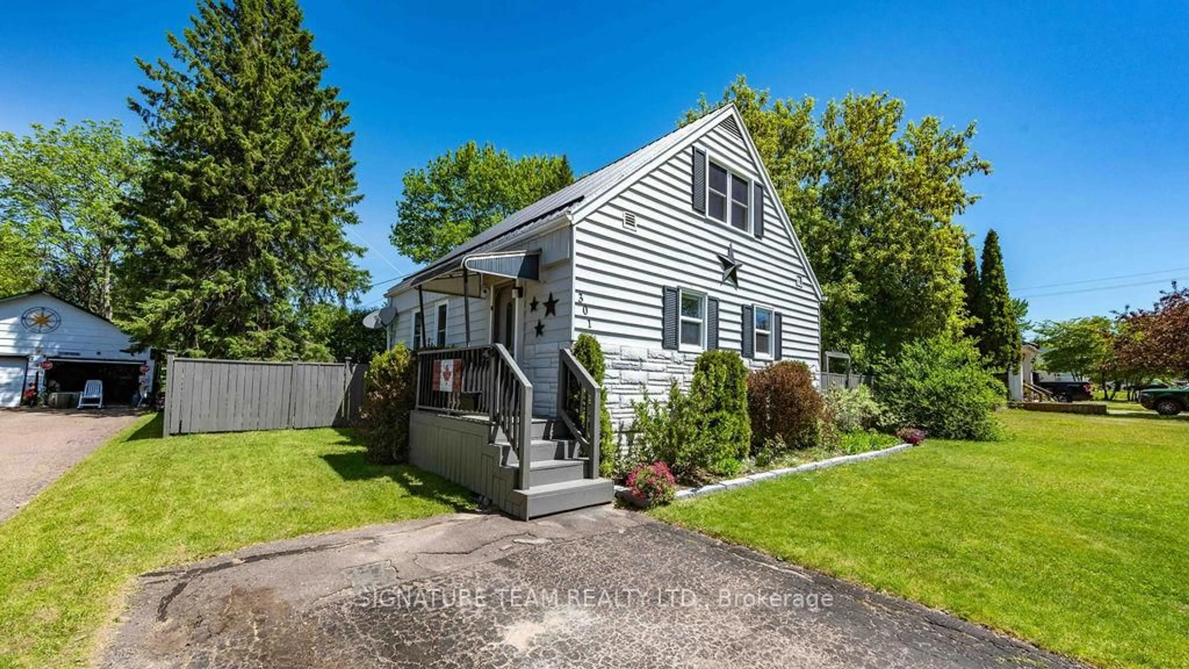 Home with vinyl exterior material, street for 301 Chamberlain St, Pembroke Ontario K8A 2M6