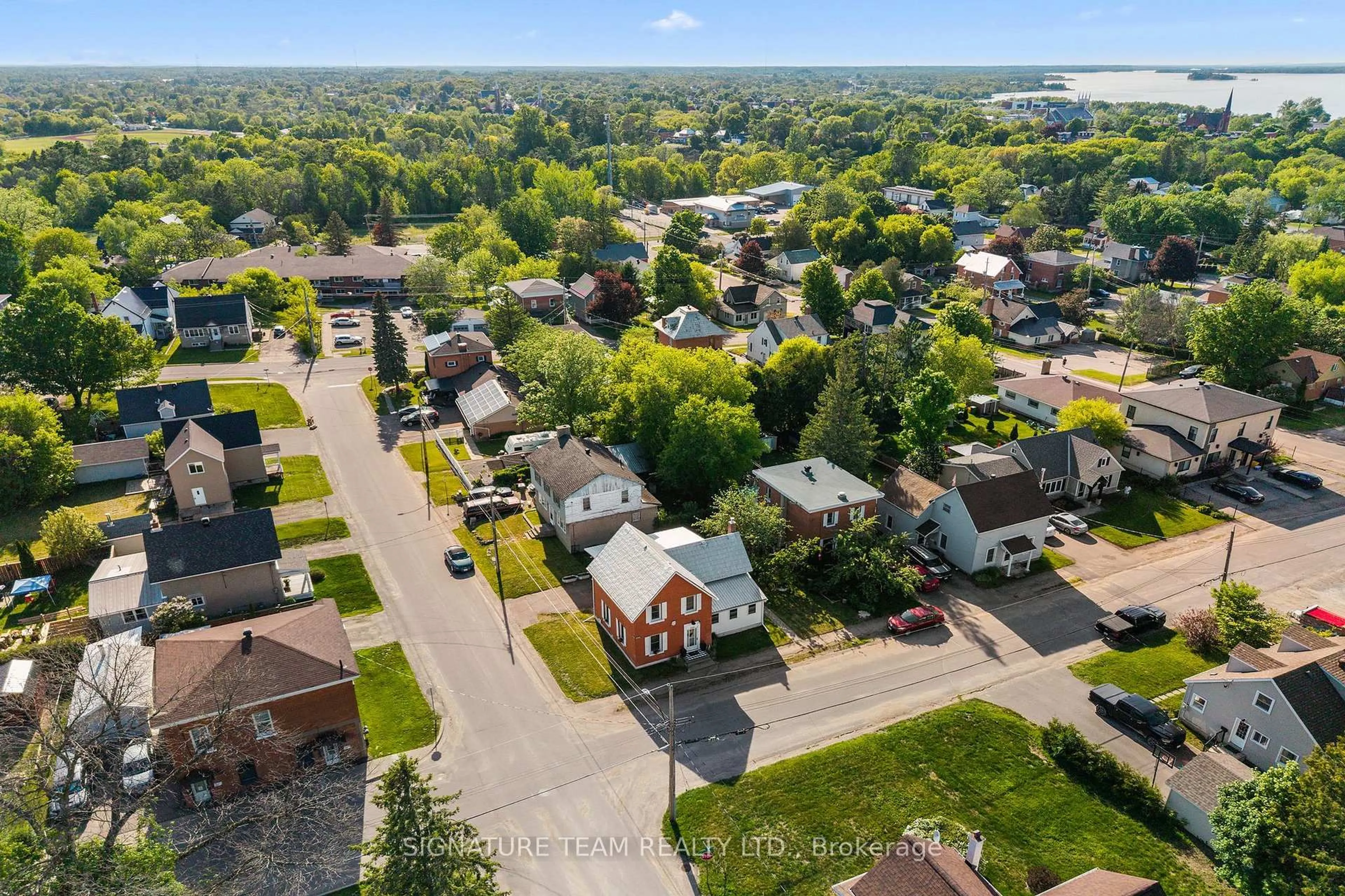 A pic from outside/outdoor area/front of a property/back of a property/a pic from drone, street for 520 CENTRE St, Pembroke Ontario K8A 1K1