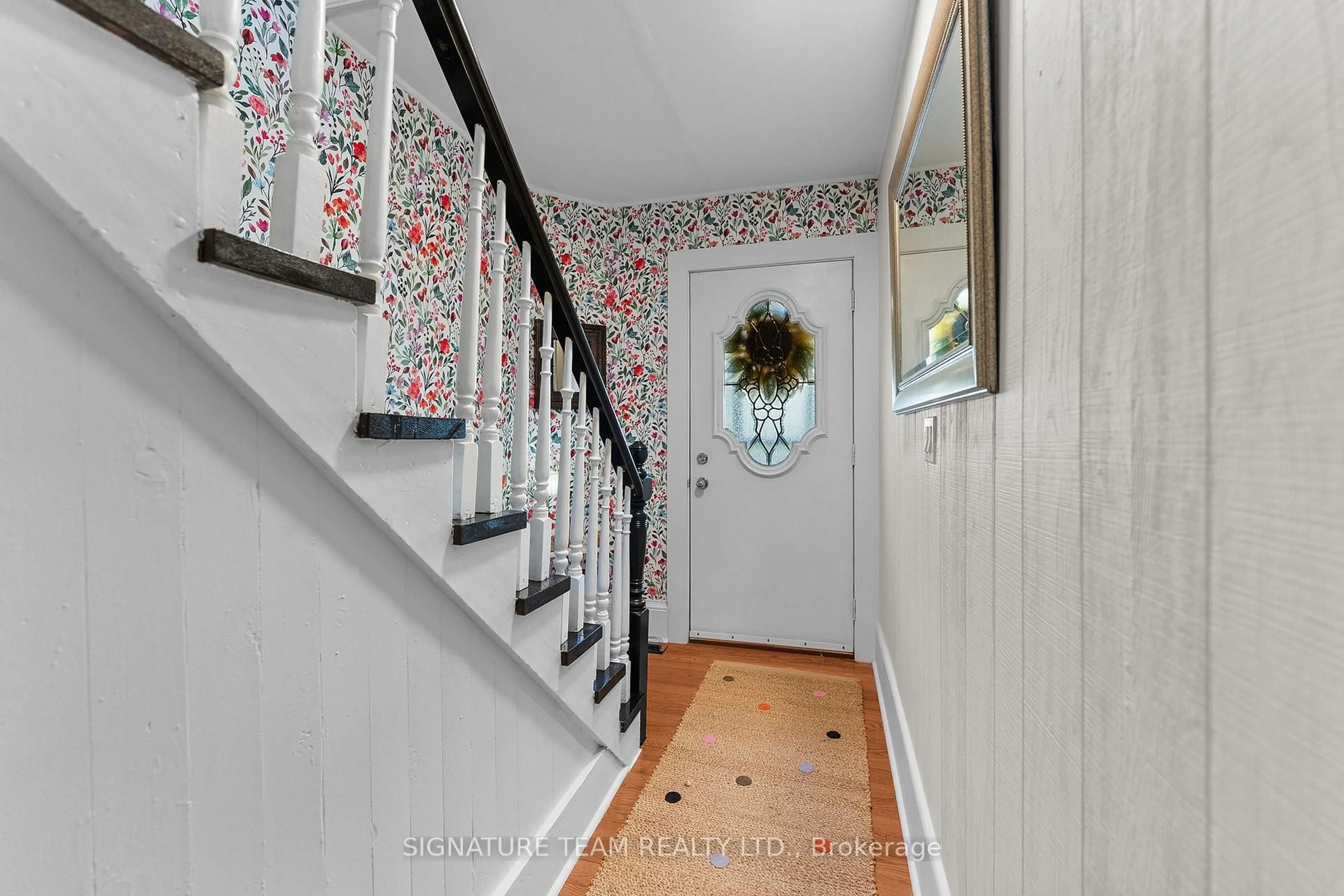 Indoor entryway for 520 CENTRE St, Pembroke Ontario K8A 1K1