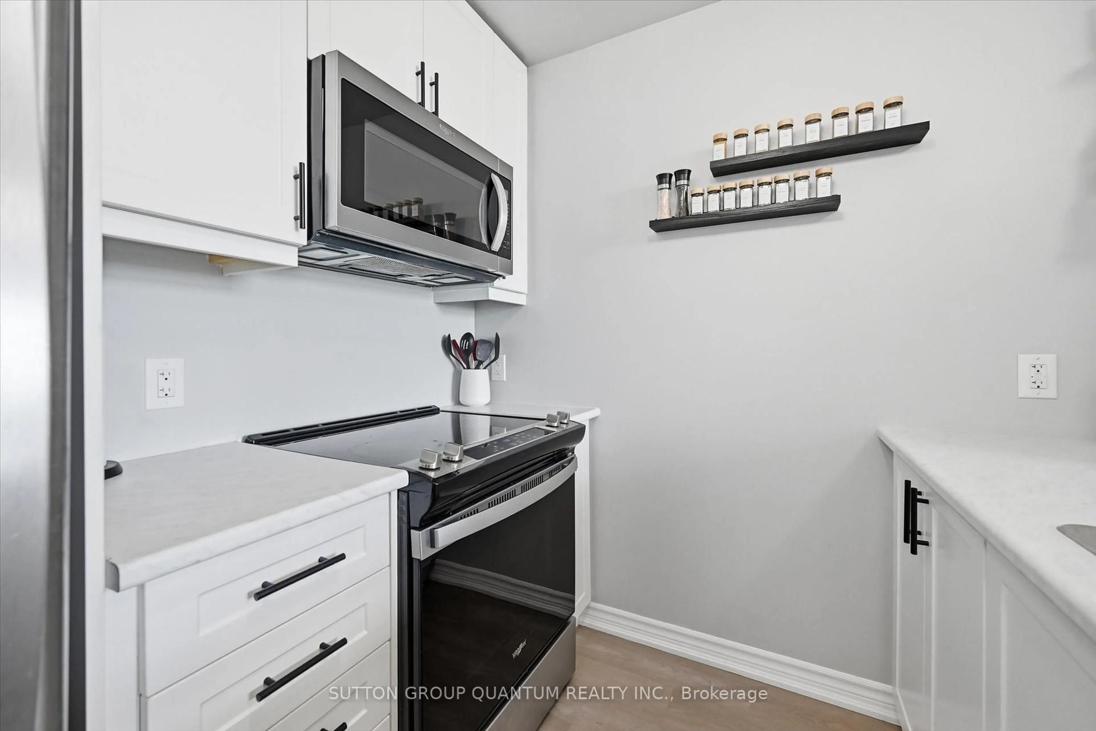 Standard kitchen, unknown for 450 Dundas St #514, Hamilton Ontario L8B 1Z2