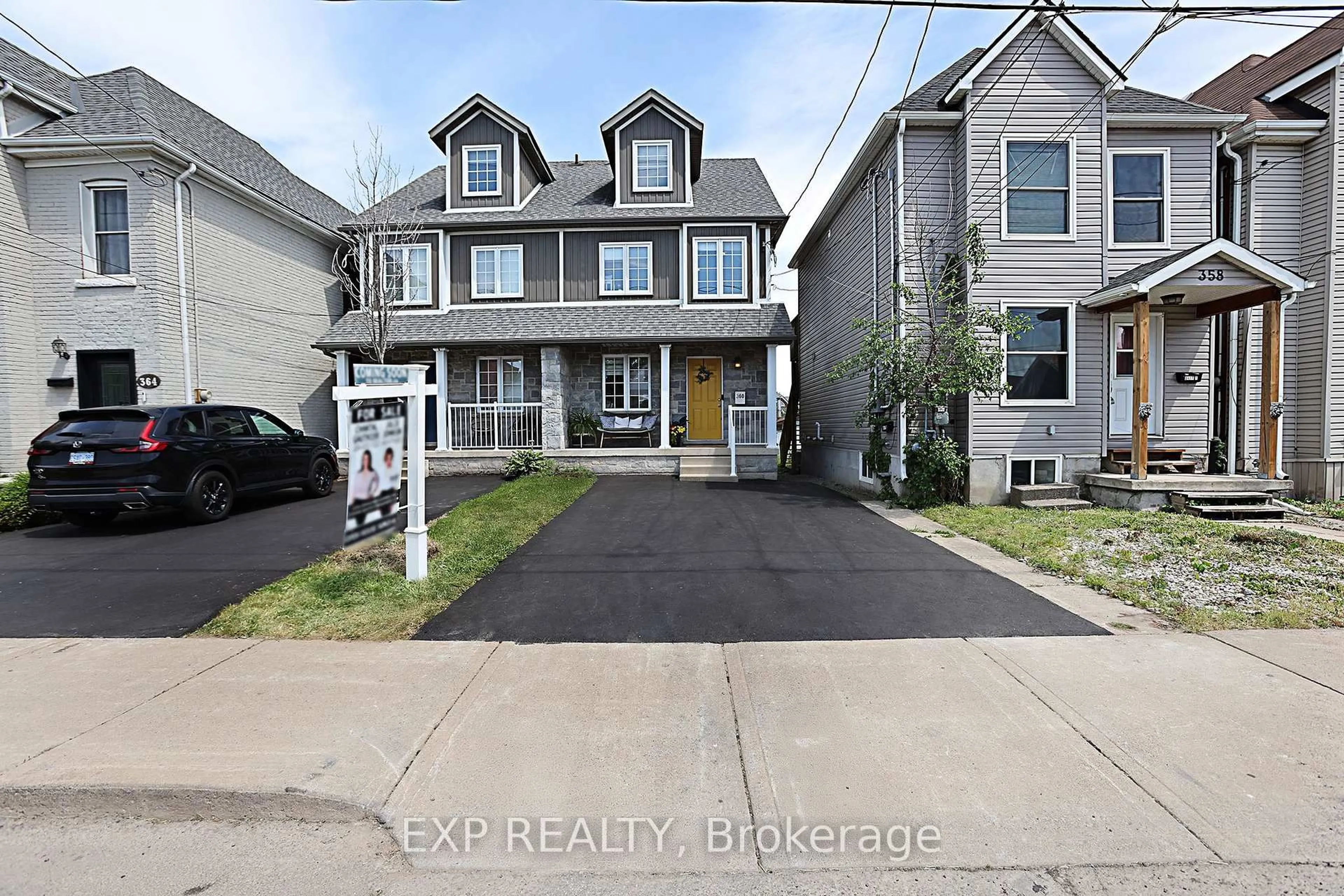 Home with vinyl exterior material, street for 360 John St, Hamilton Ontario L8L 4R1