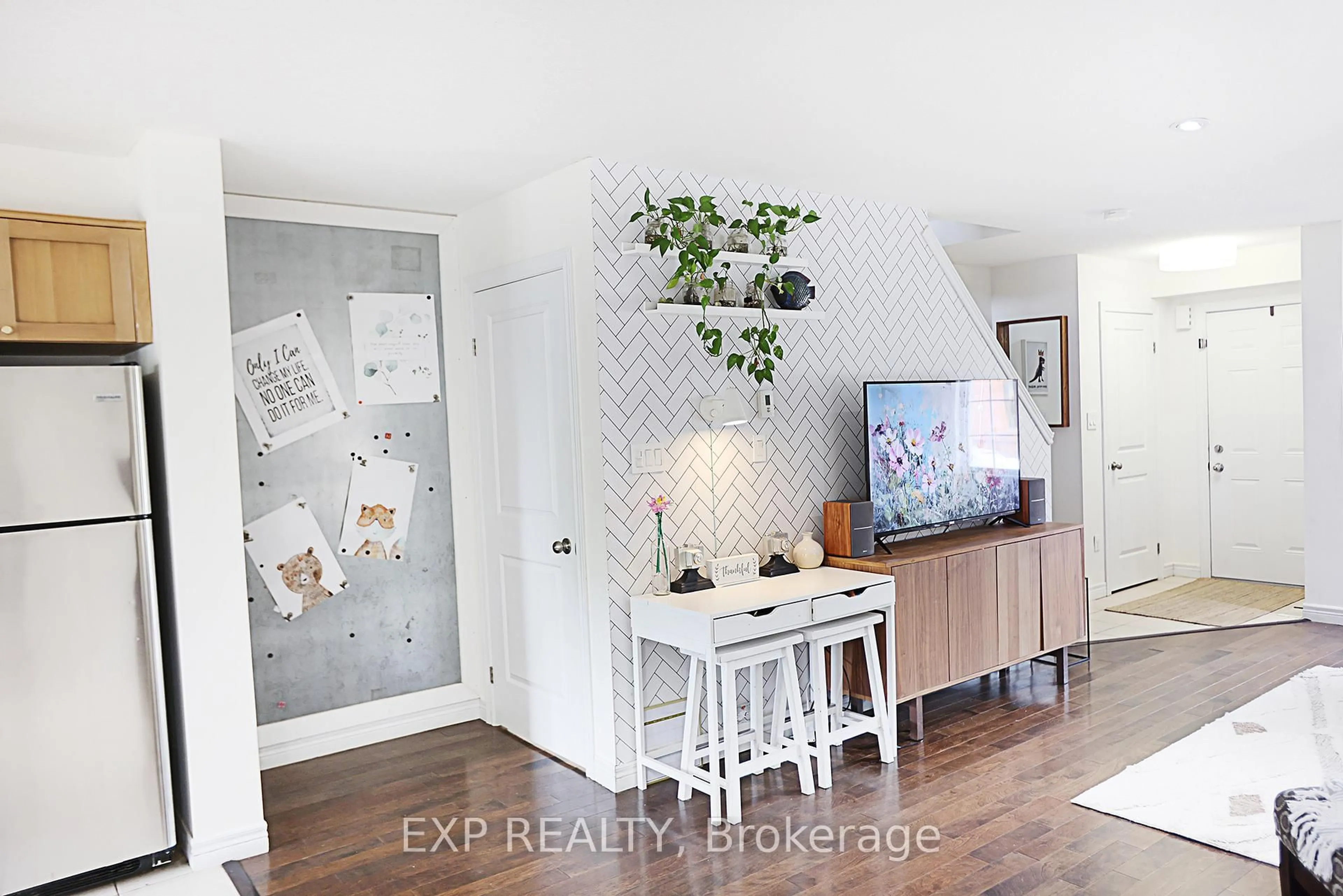 Indoor entryway for 360 John St, Hamilton Ontario L8L 4R1