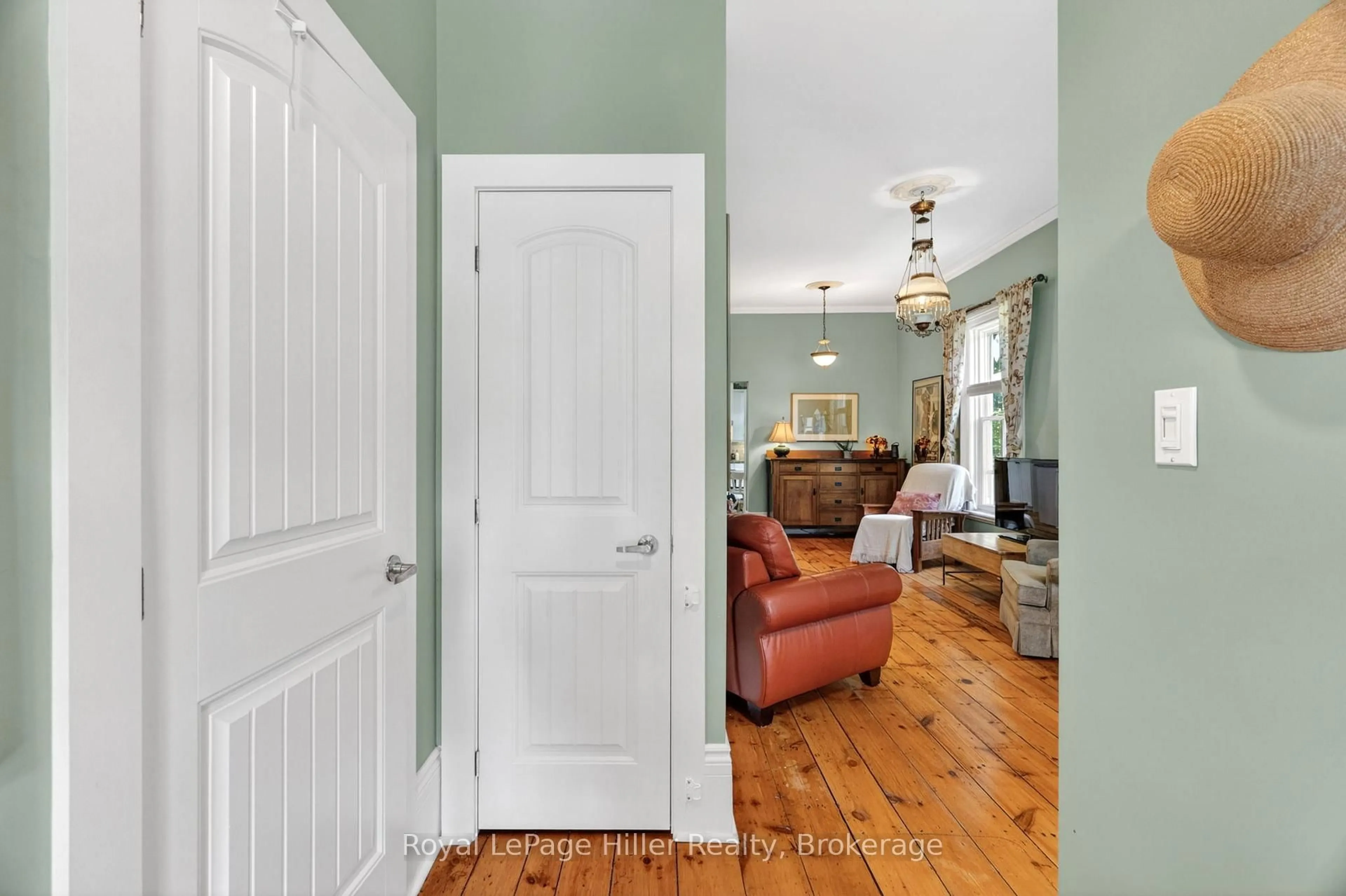 Indoor entryway for 34 Bay St, Stratford Ontario N5A 4K6