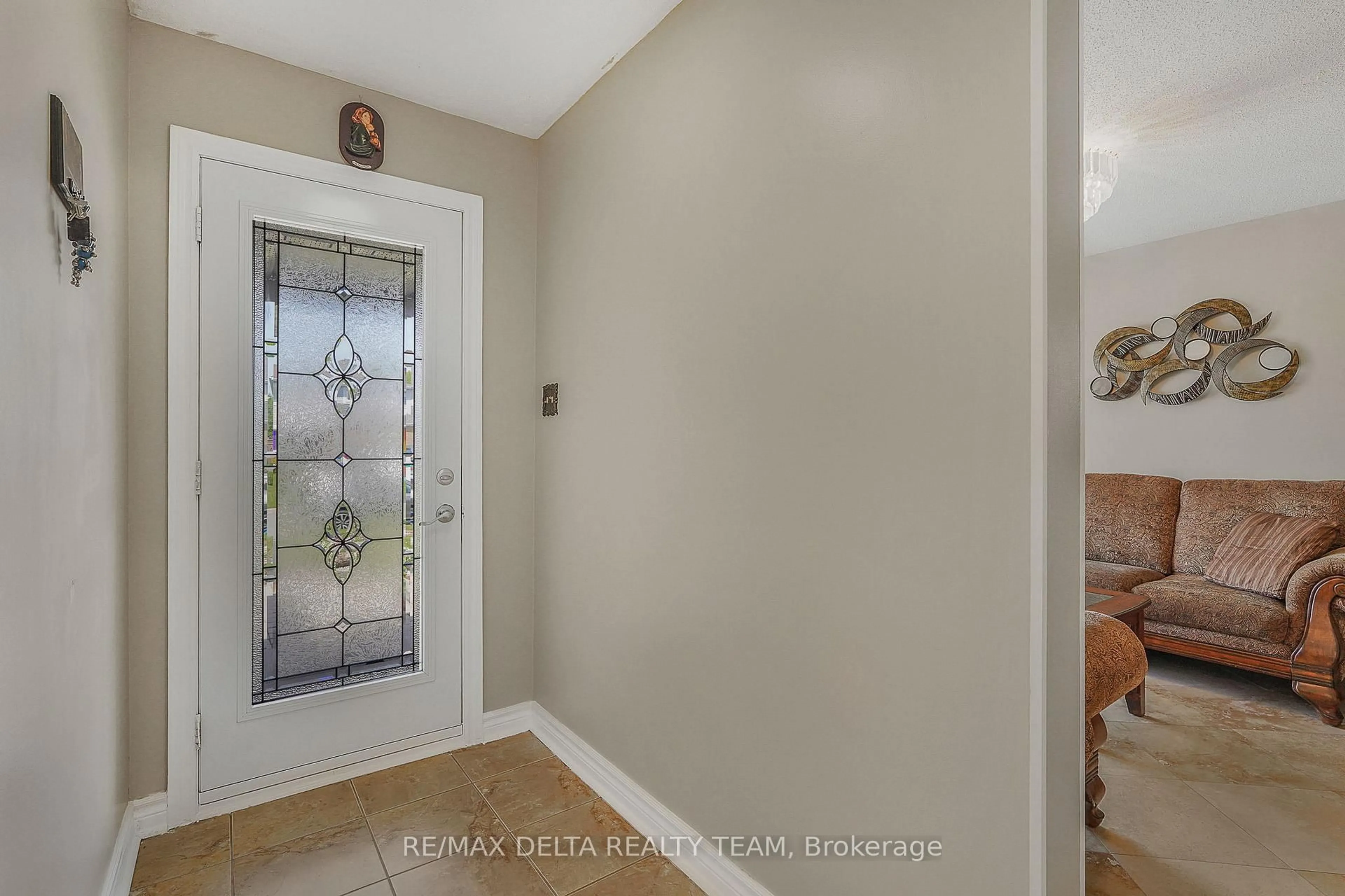Indoor entryway for 890 Bideford St, Ottawa Ontario K4A 2C4