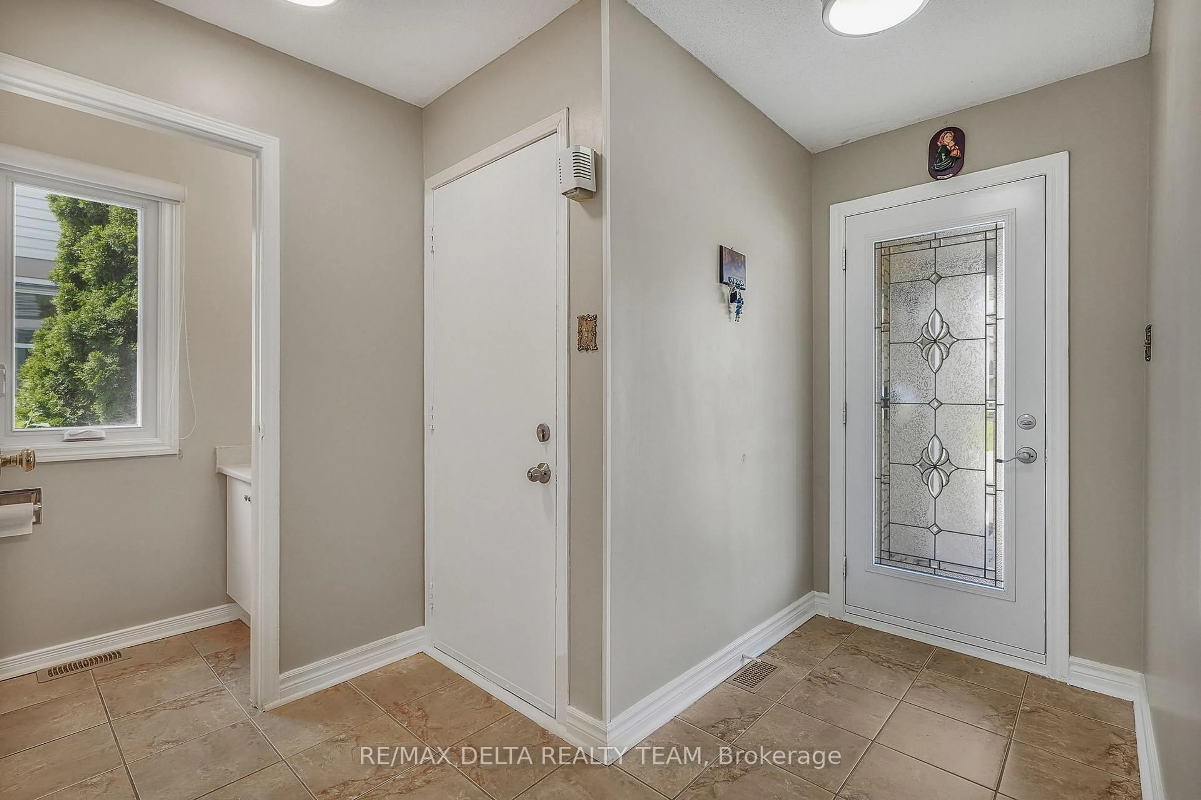 Indoor entryway for 890 Bideford St, Ottawa Ontario K4A 2C4