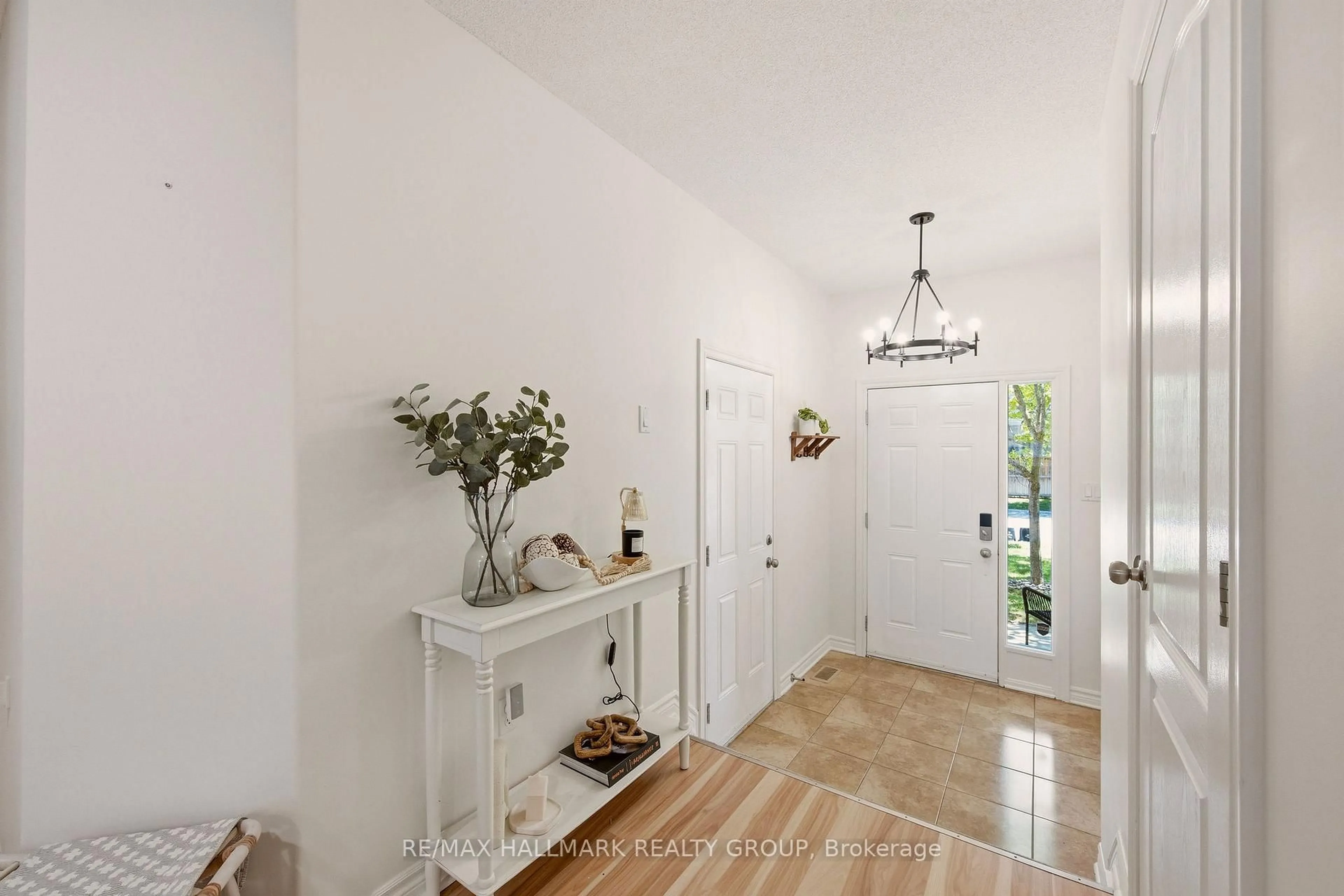 Indoor entryway for 154 Talltree Cres, Ottawa Ontario K2S 0B1