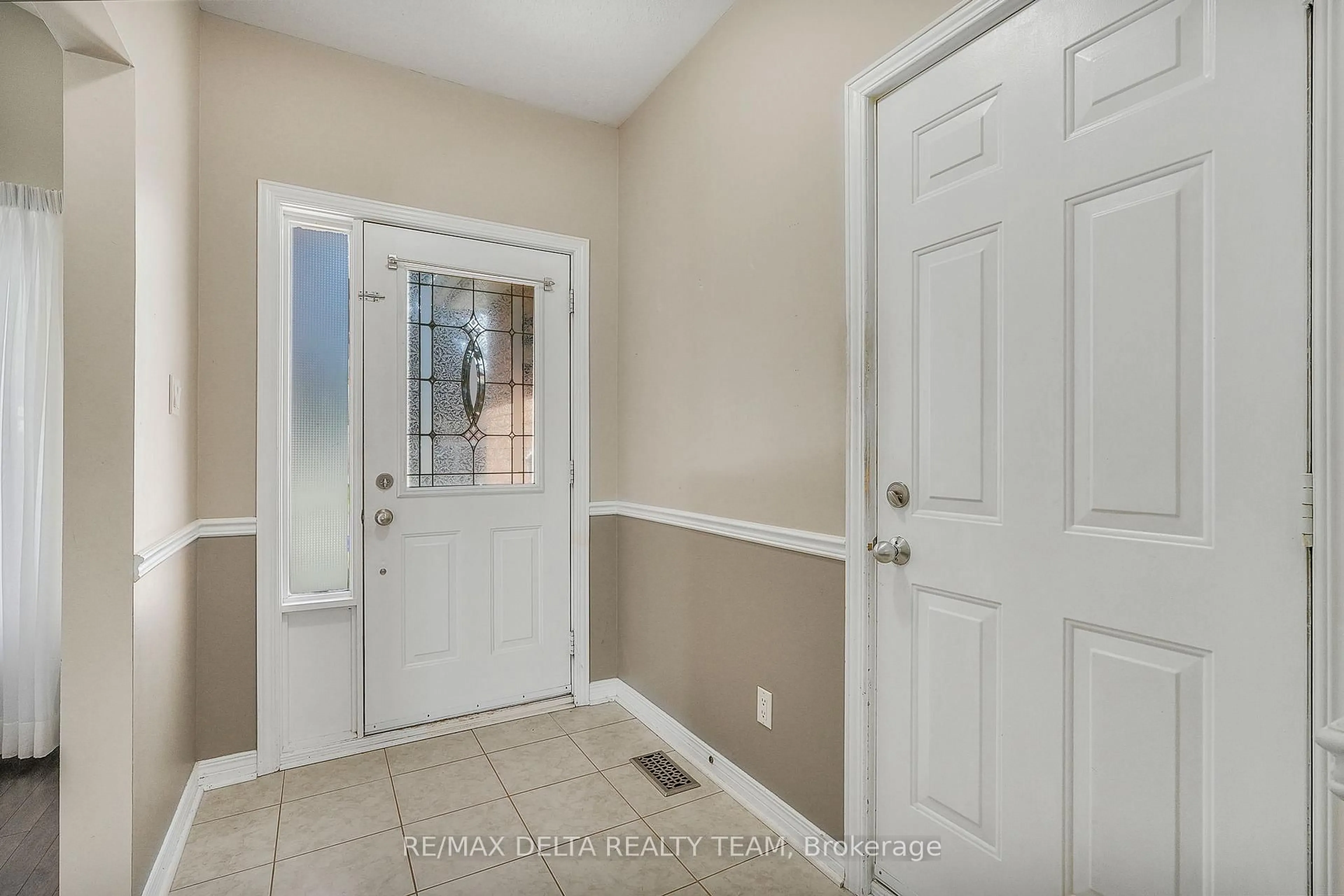 Indoor entryway for 979 COMO Cres, Orleans Ontario K4A 3Z6