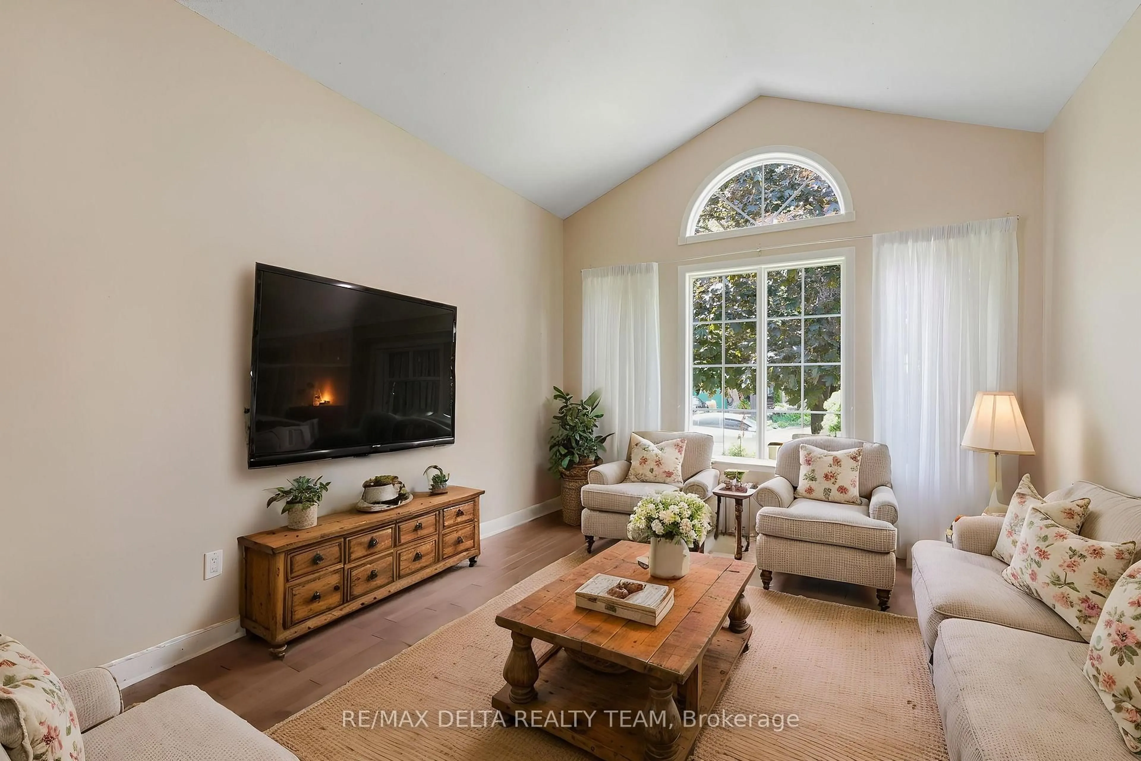 Living room with furniture, unknown for 979 COMO Cres, Orleans Ontario K4A 3Z6