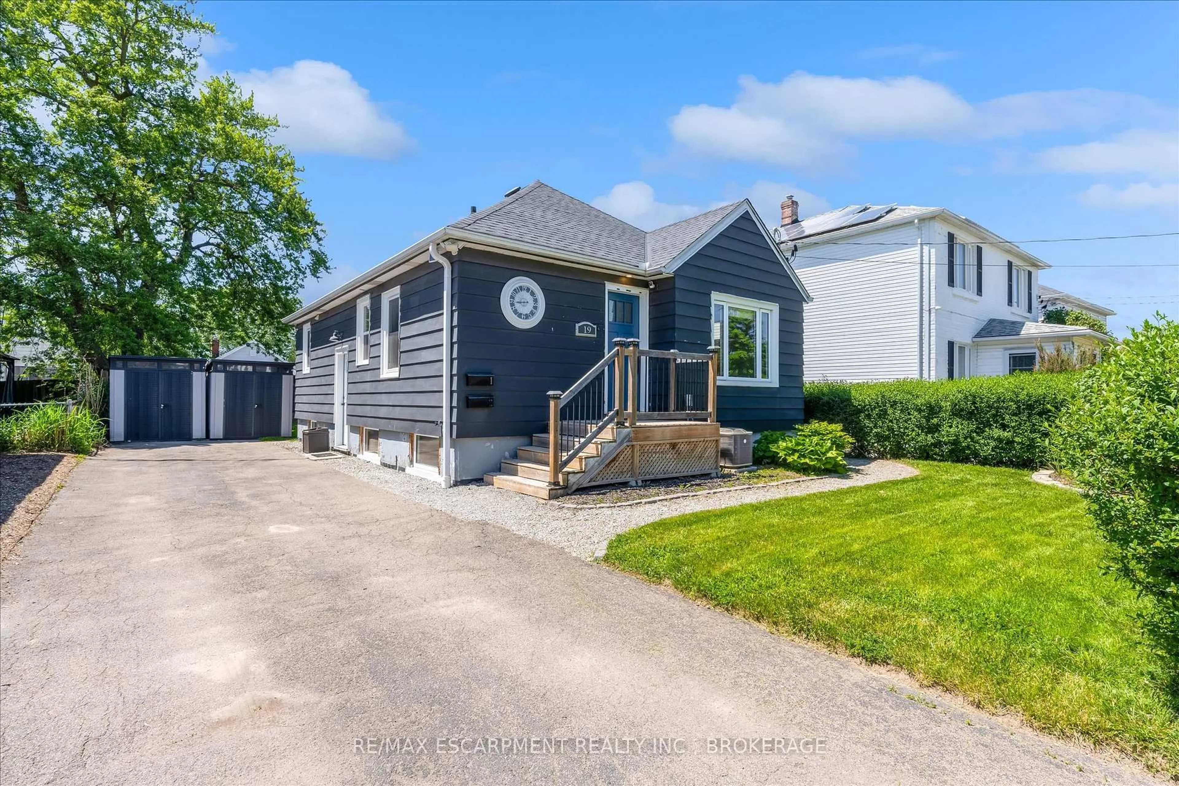 Home with vinyl exterior material, street for 19 Lyons Ave, Welland Ontario L3B 1L8