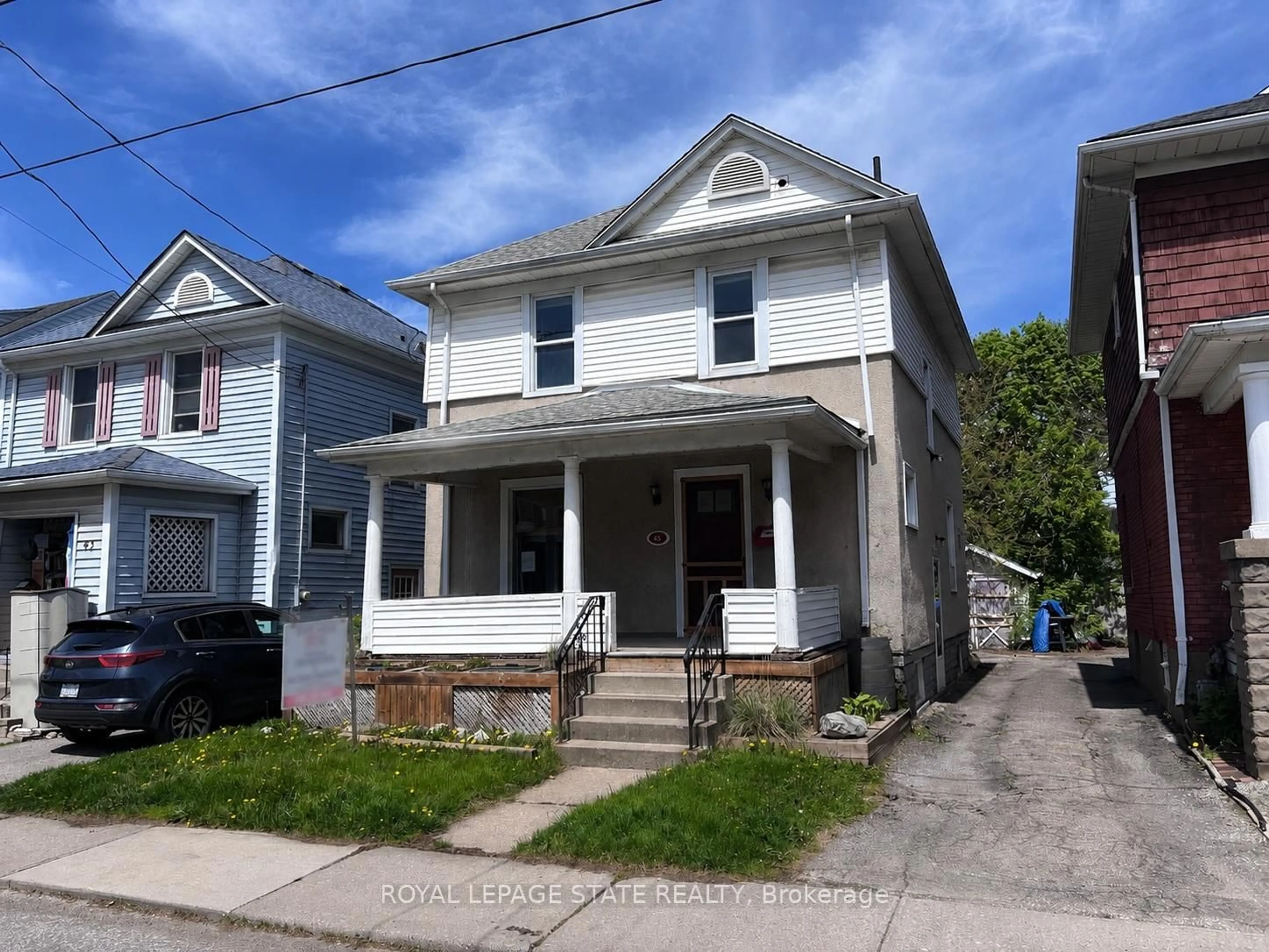 Home with vinyl exterior material, street for 45 Chaplin Ave, St. Catharines Ontario L2R 2E7