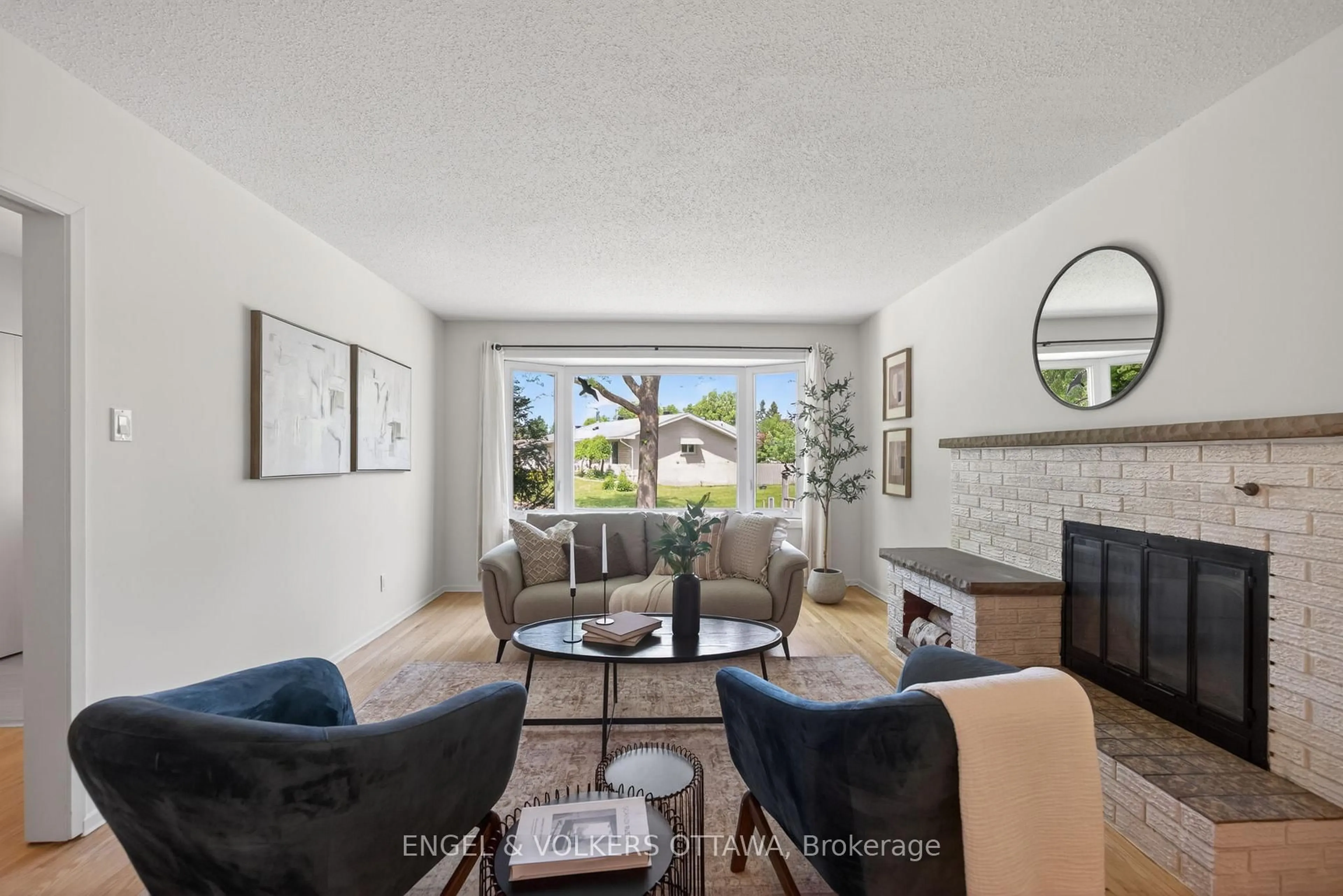 Living room with furniture, unknown for 1862 Sharel Dr, Ottawa Ontario K1H 6W4