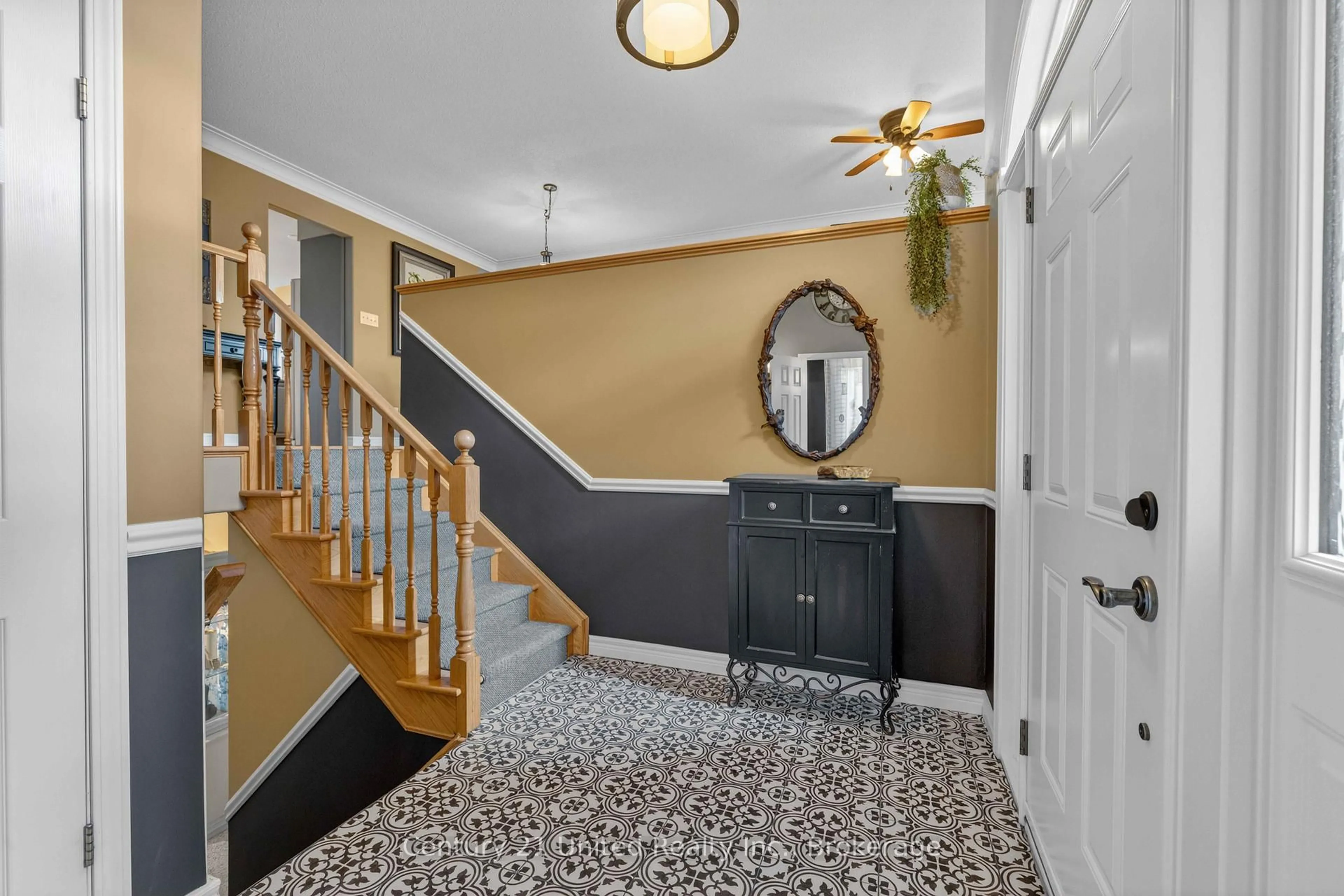 Indoor entryway for 2872 Lakefield Rd, Selwyn Ontario K9J 6X5