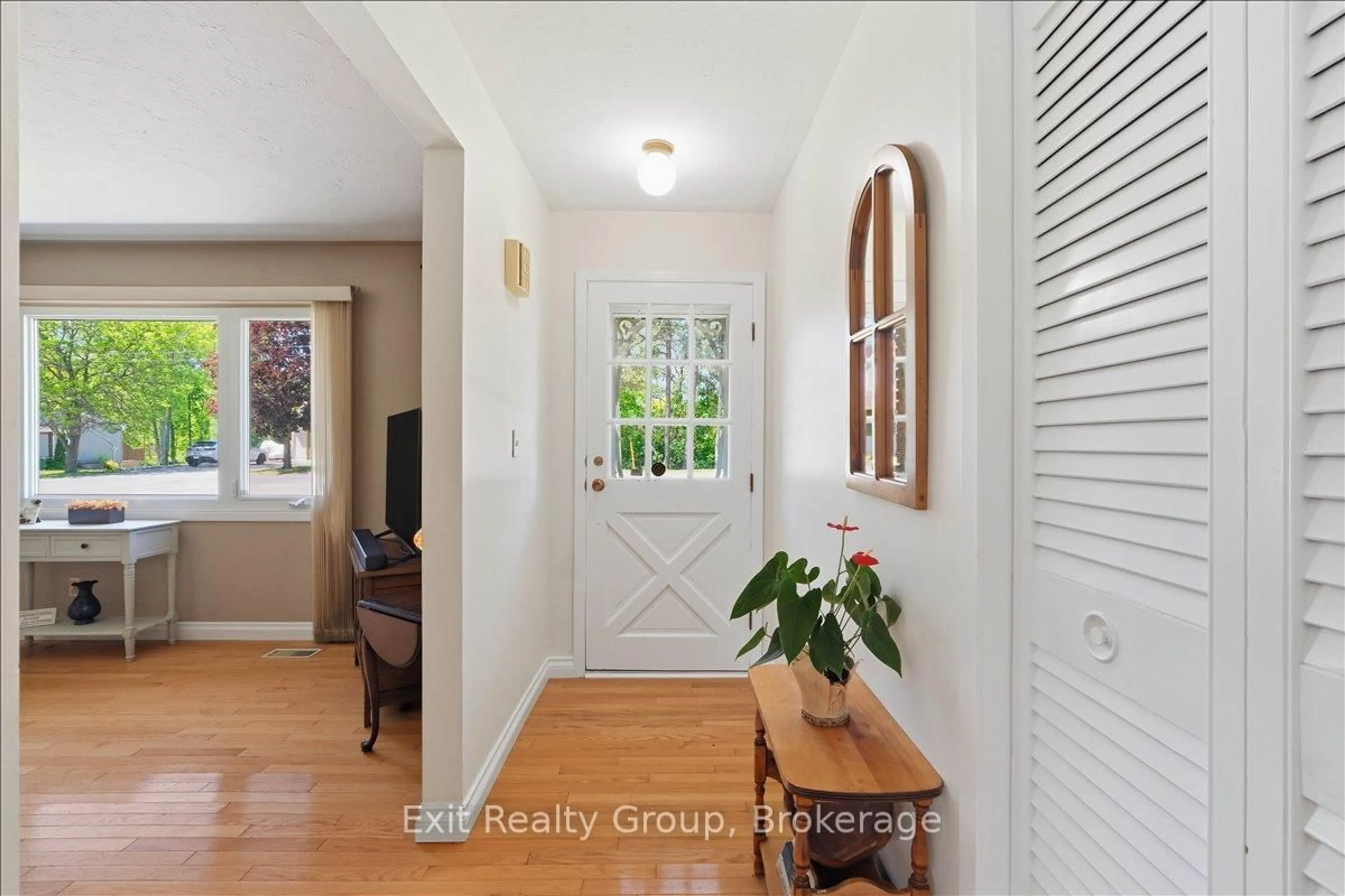 Indoor entryway for 71 Elizabeth St, Stirling Ontario K0K 3E0