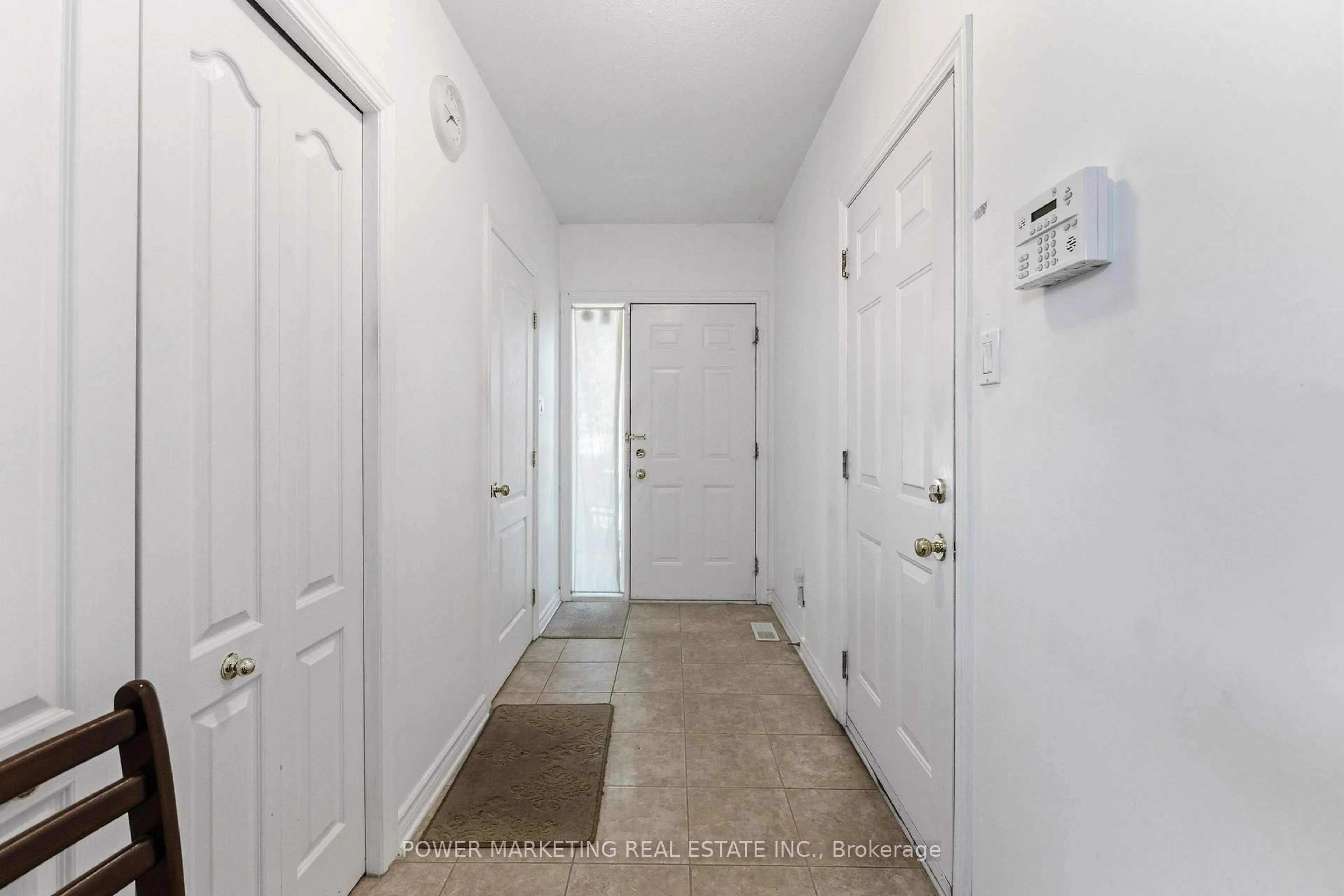 Indoor entryway for 37 Cresthaven Dr, Ottawa Ontario K2G 6T8