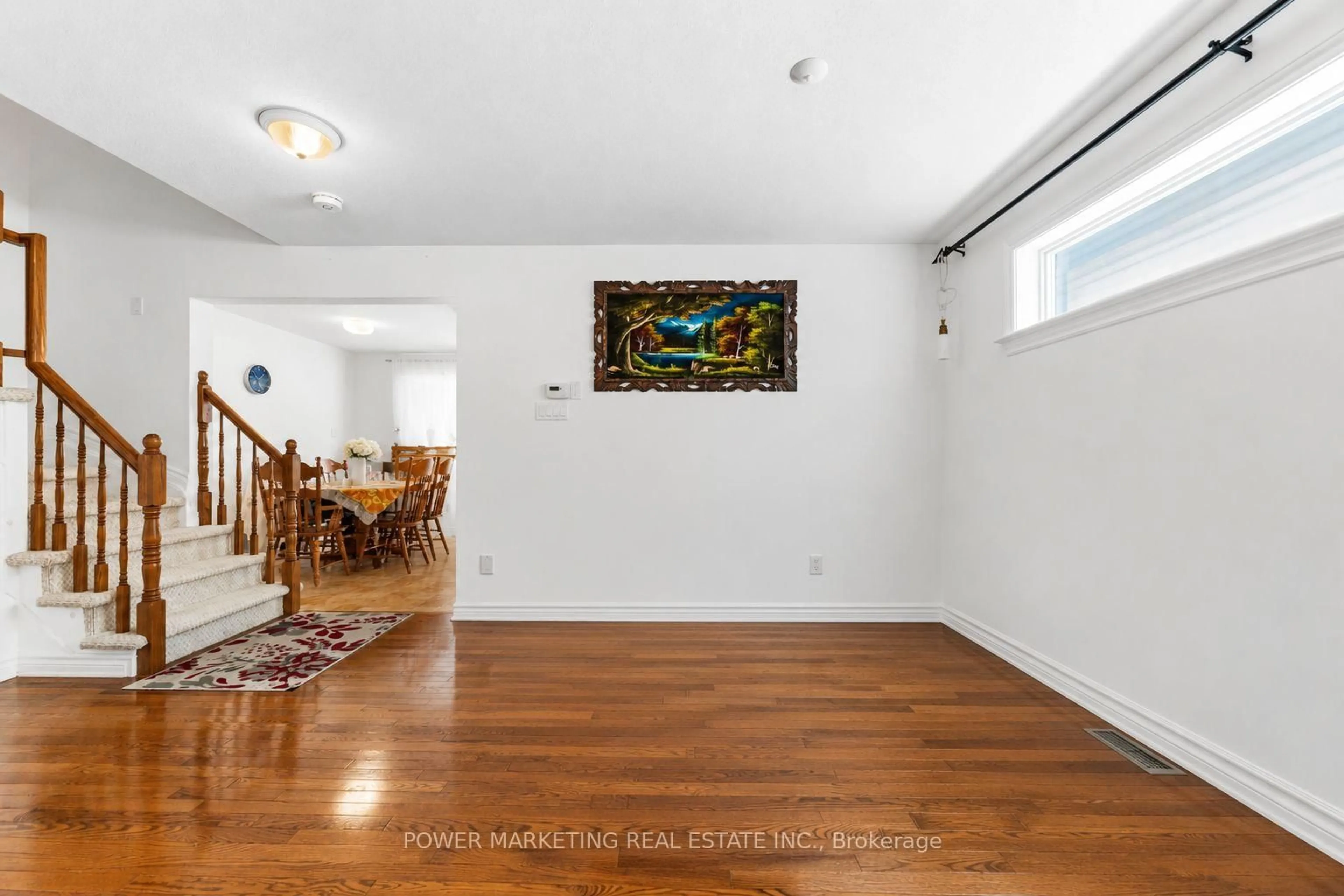 Indoor entryway for 37 Cresthaven Dr, Ottawa Ontario K2G 6T8