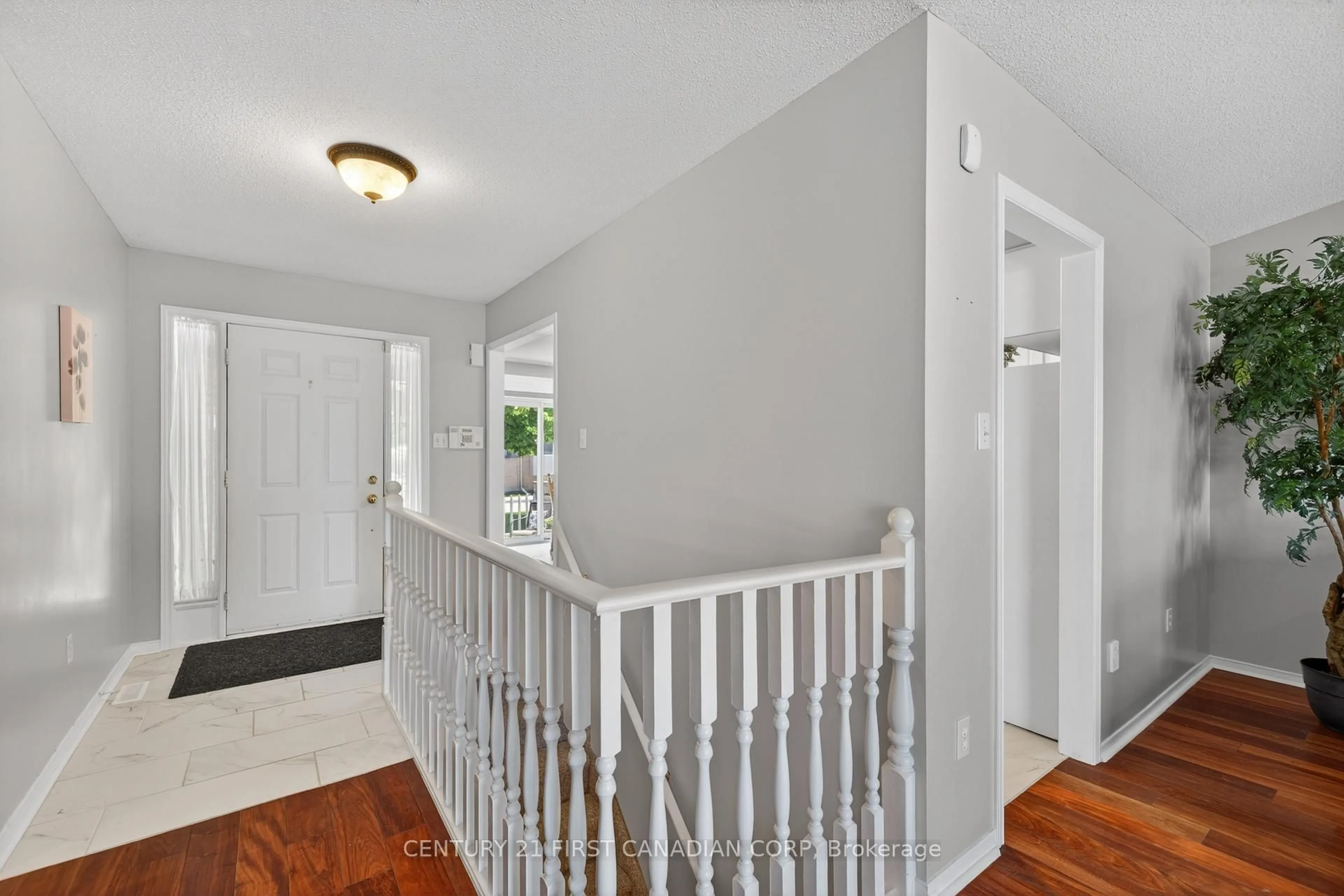 Indoor entryway for 861 Shelborne St #14, London South Ontario N5Z 5C5