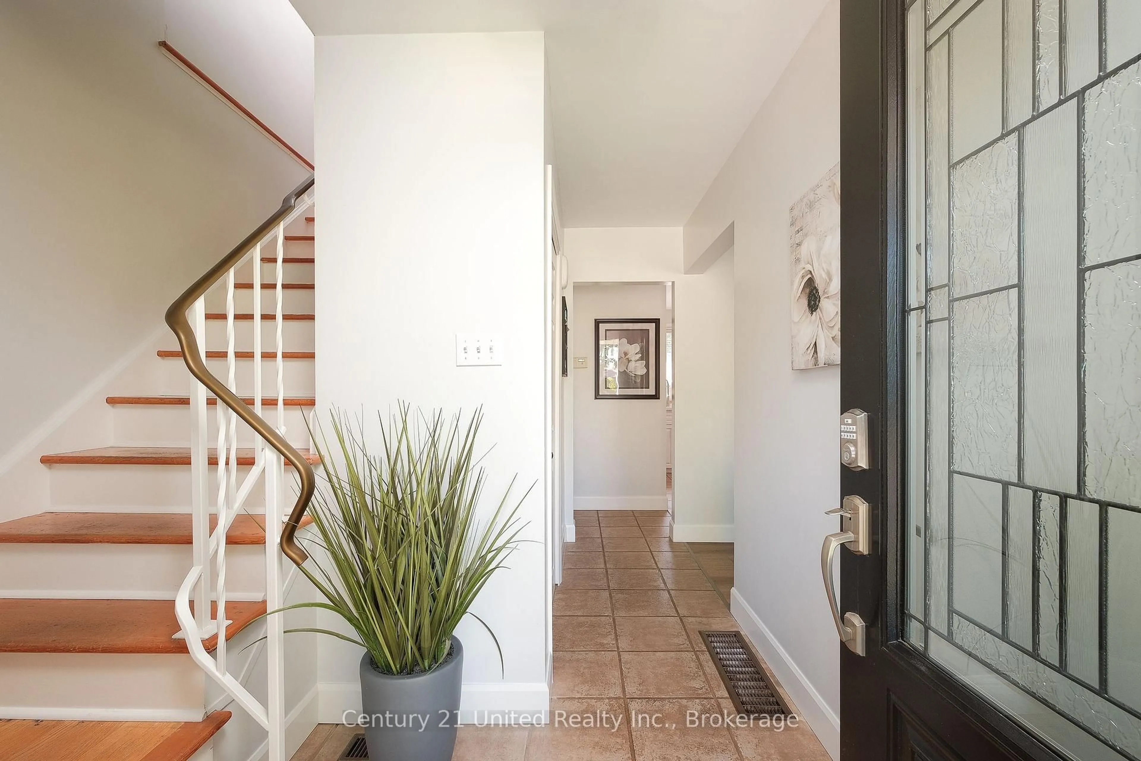 Indoor entryway for 1233 Franklin Dr, Peterborough Ontario K9H 6Z3