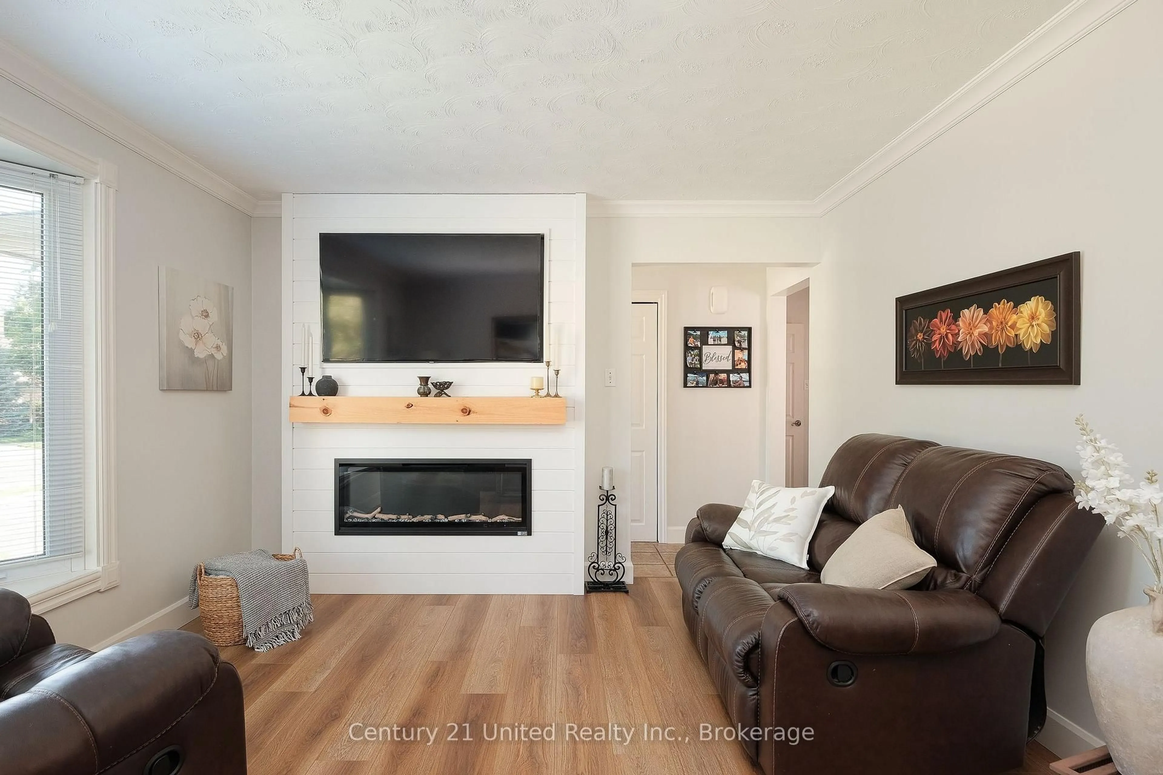Living room with furniture, wood/laminate floor for 1233 Franklin Dr, Peterborough Ontario K9H 6Z3