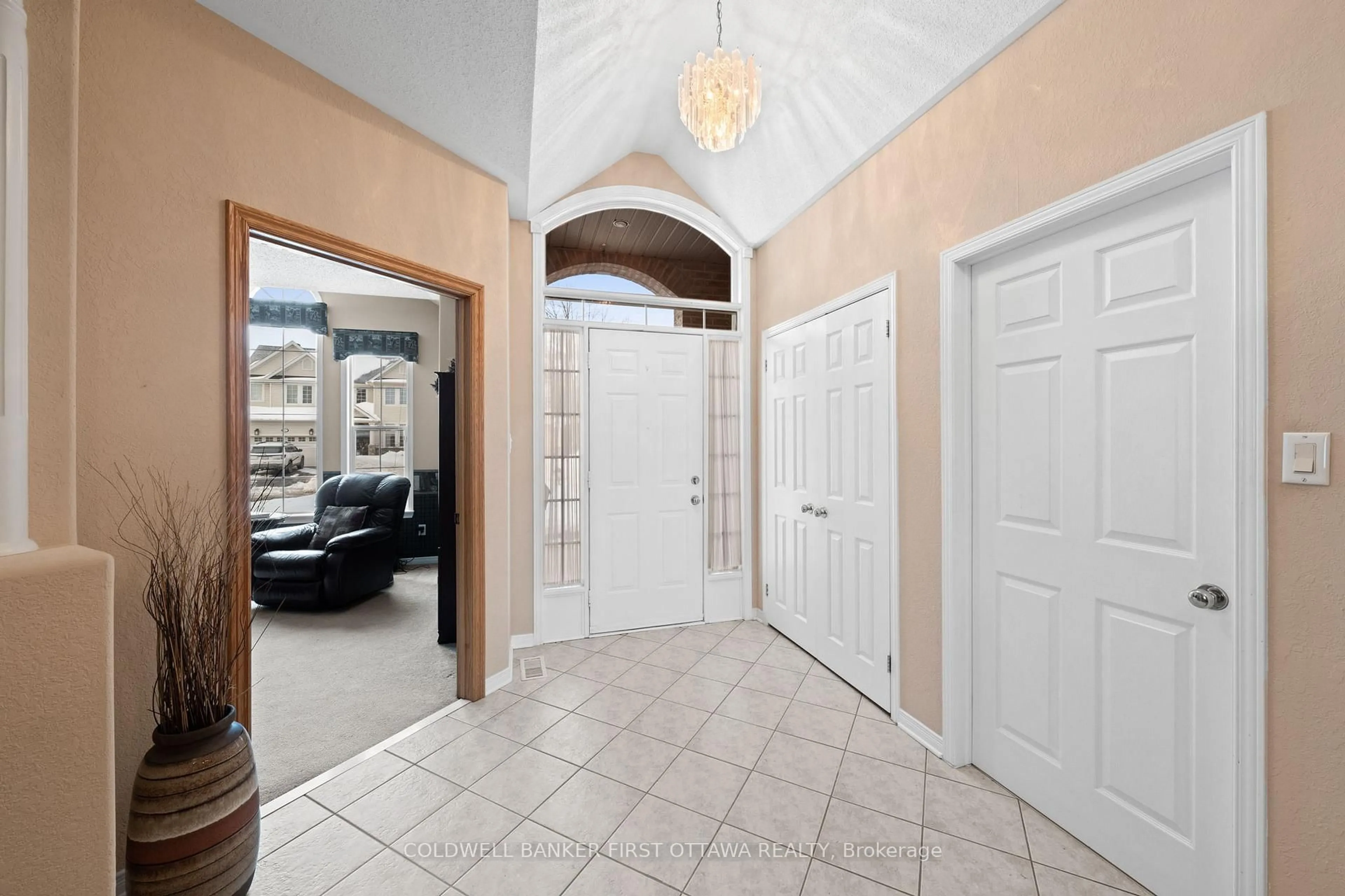 Indoor entryway for 19 Fencerow Way, Nepean Ontario K2J 4X8