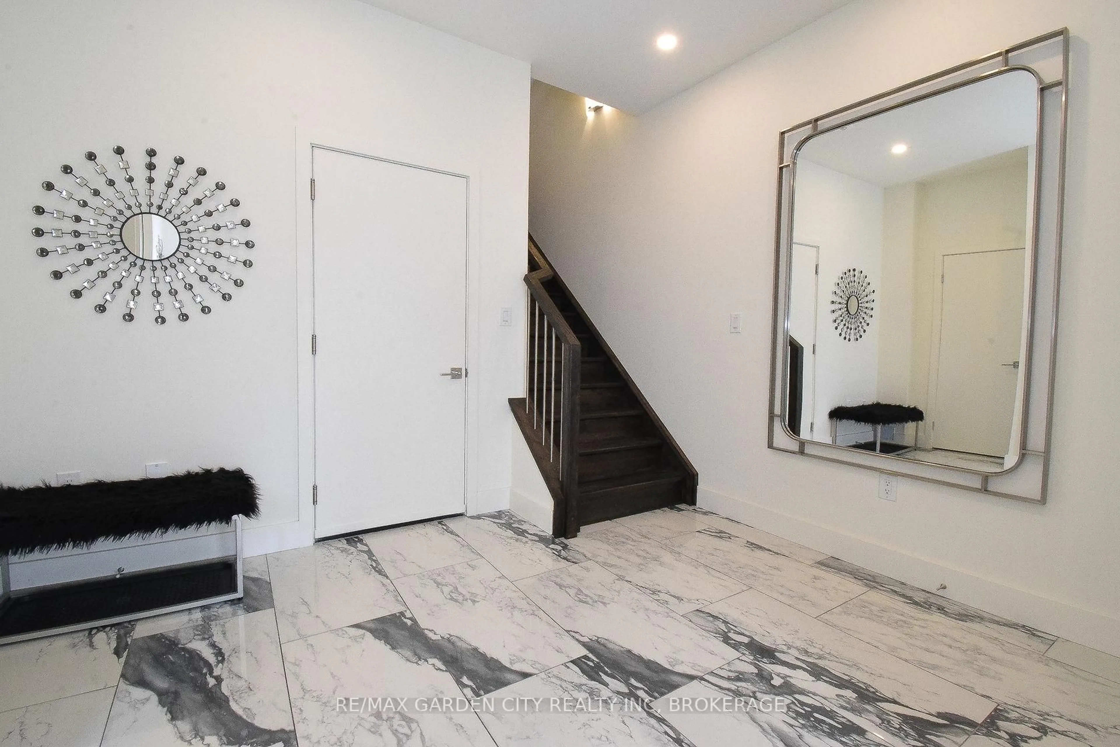 Indoor entryway for 2 BROCK St #5, Hamilton Ontario L9H 3G6
