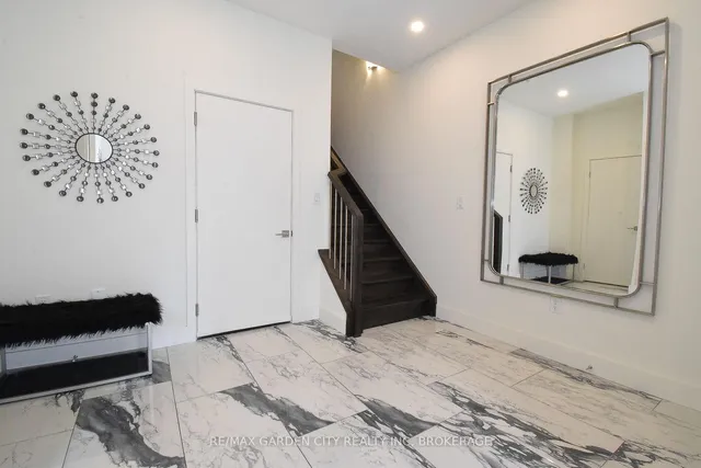 2 BROCK St #5, Hamilton 4