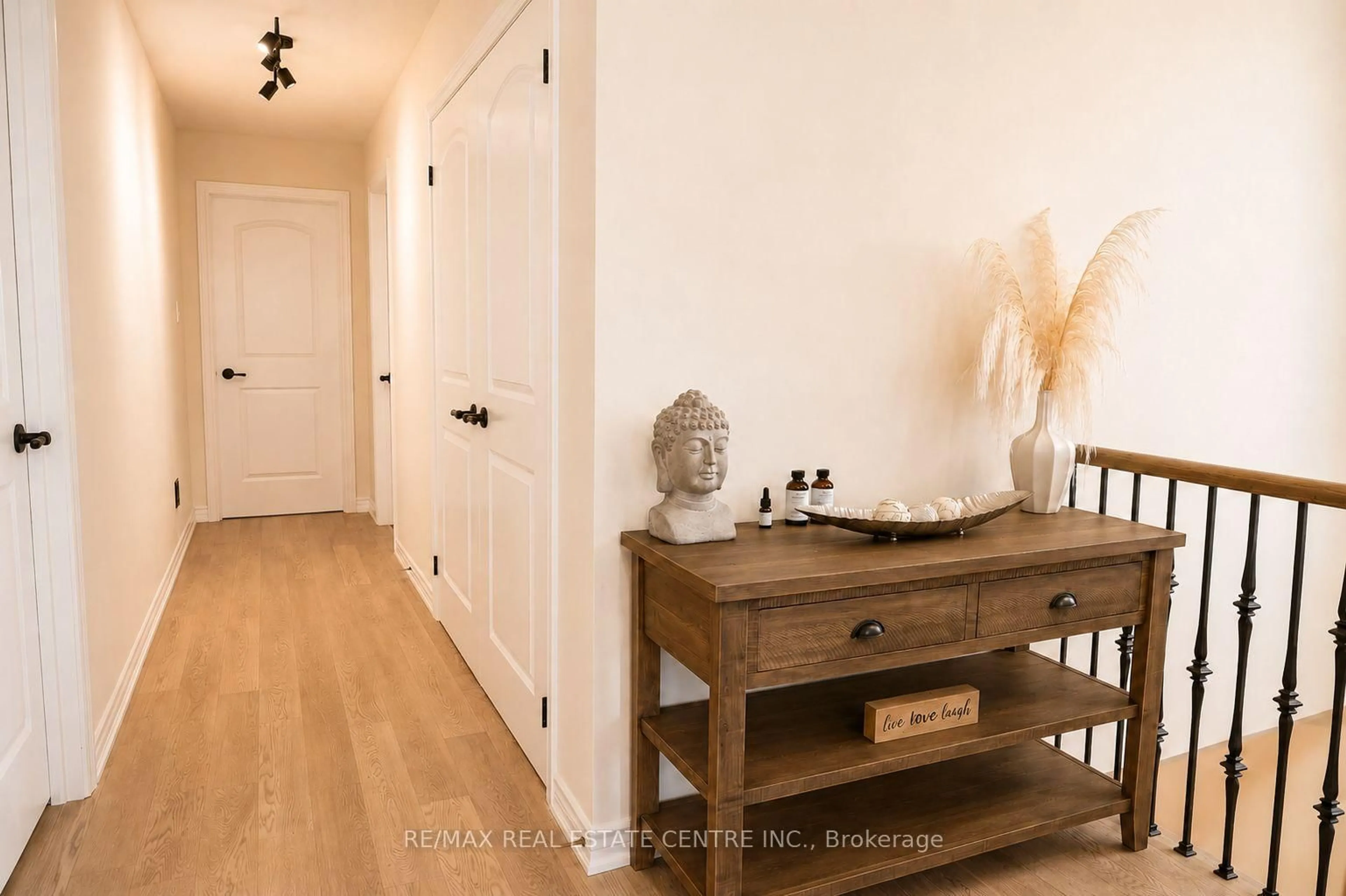 Indoor entryway for 15 Cahill Dr, Brantford Ontario N3T 0V5