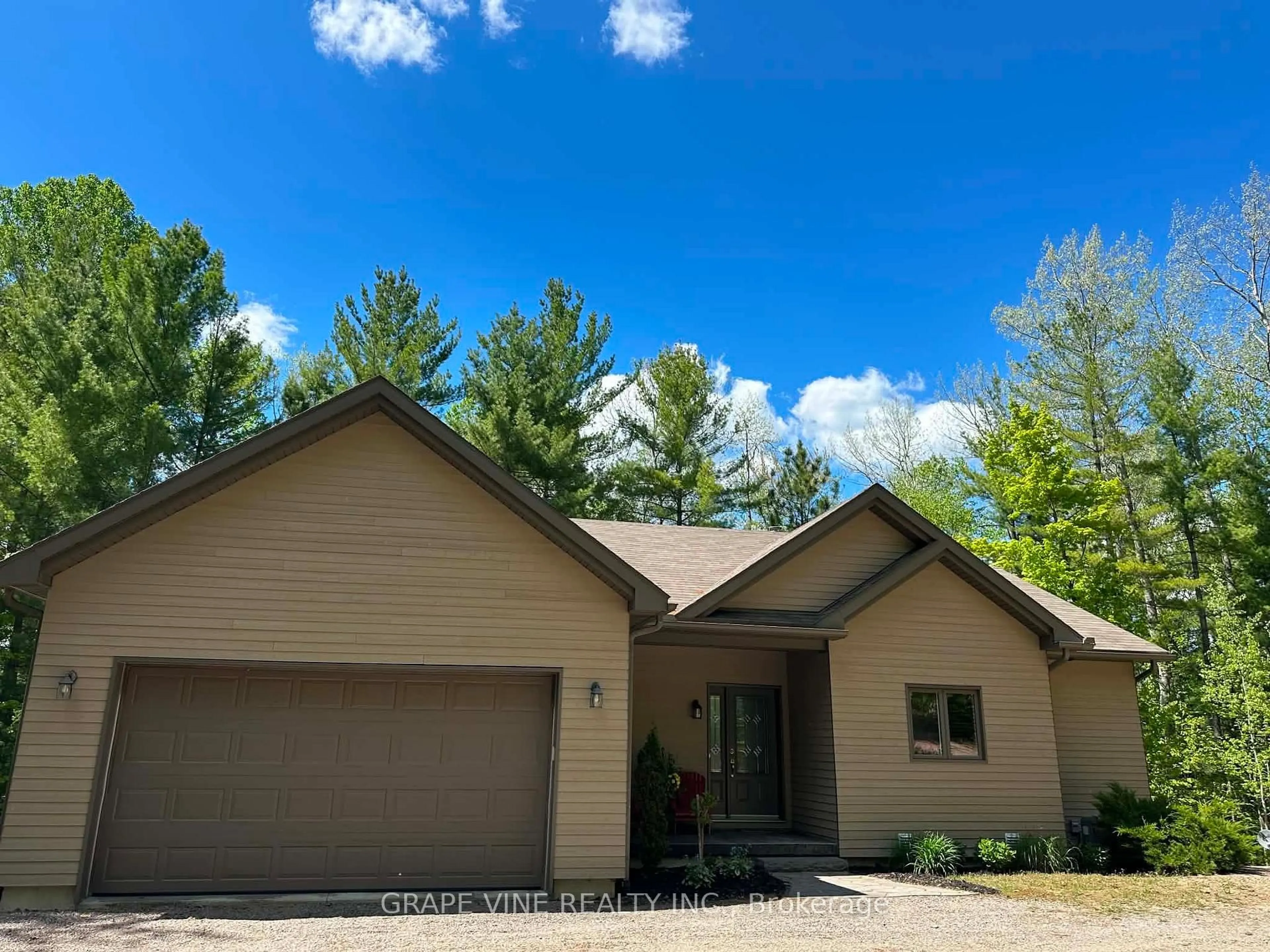 Home with vinyl exterior material, unknown for 424 LAKEWOODS Dr, Barry's Bay Ontario K0J 1B0