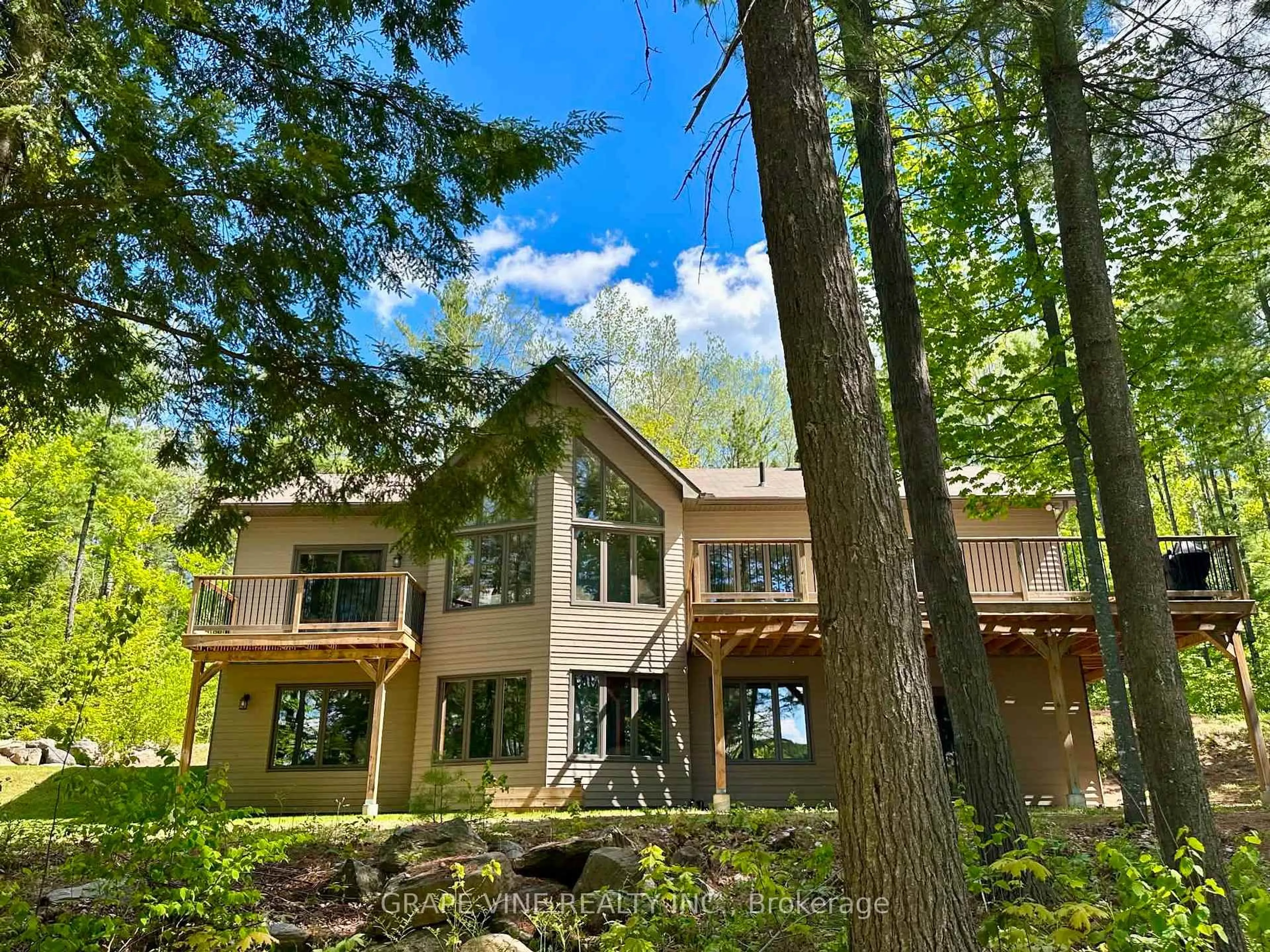 Home with vinyl exterior material, forest/trees view for 424 LAKEWOODS Dr, Barry's Bay Ontario K0J 1B0