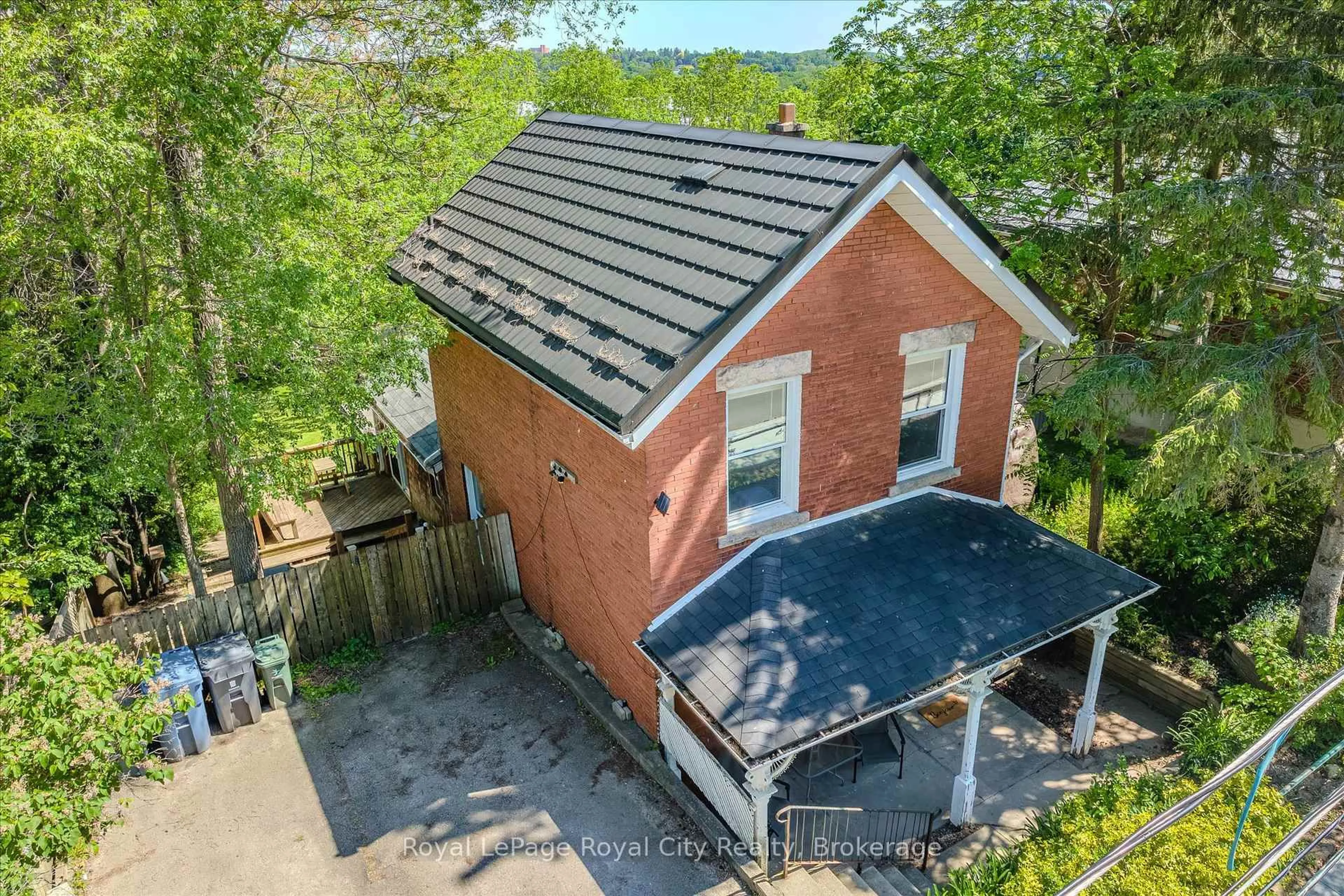A pic from outside/outdoor area/front of a property/back of a property/a pic from drone, unknown for 115 Grove St, Guelph Ontario N1E 2W8