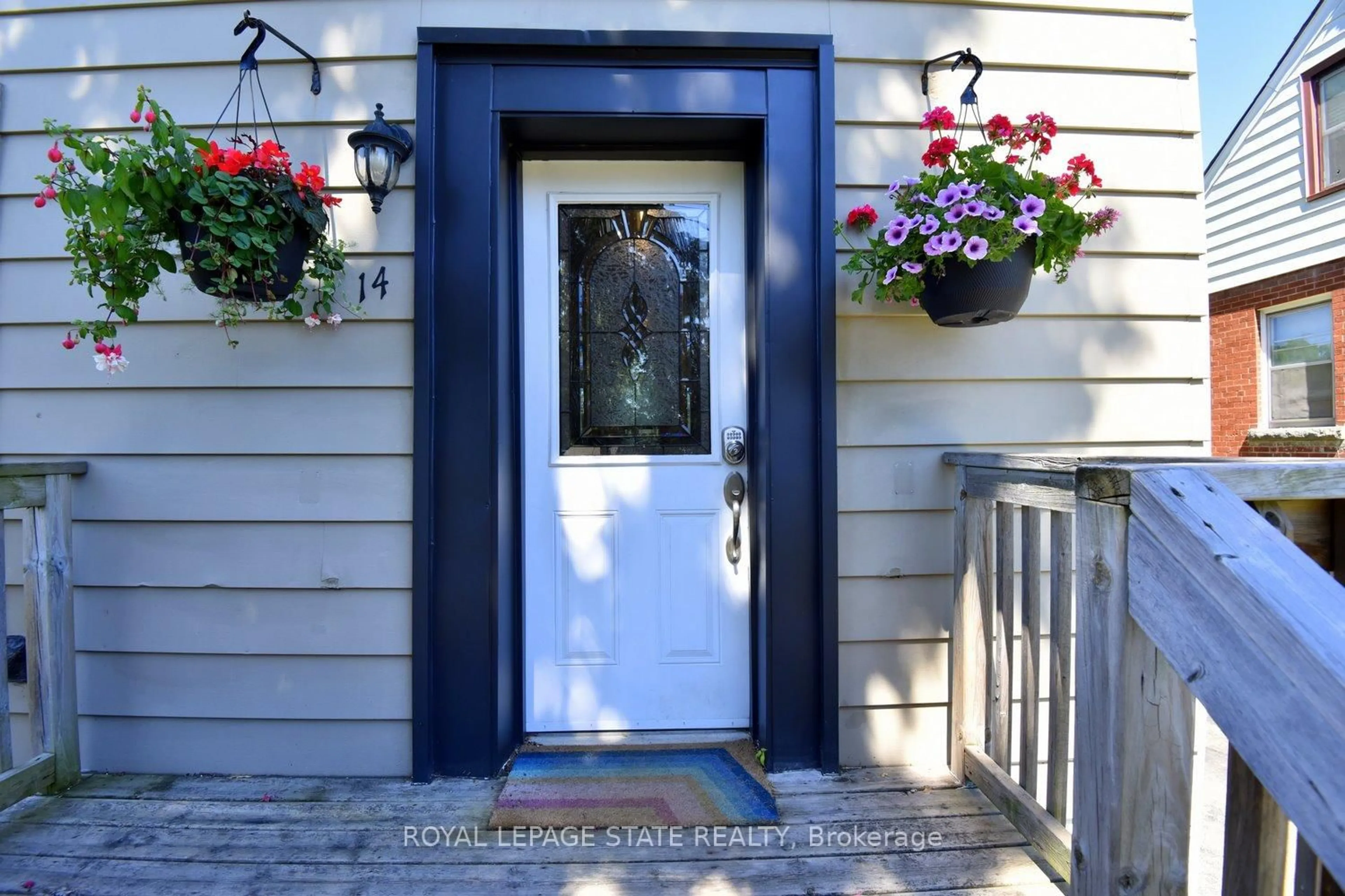 Indoor entryway for 14 Lydia St, Hamilton Ontario L8K 3B9
