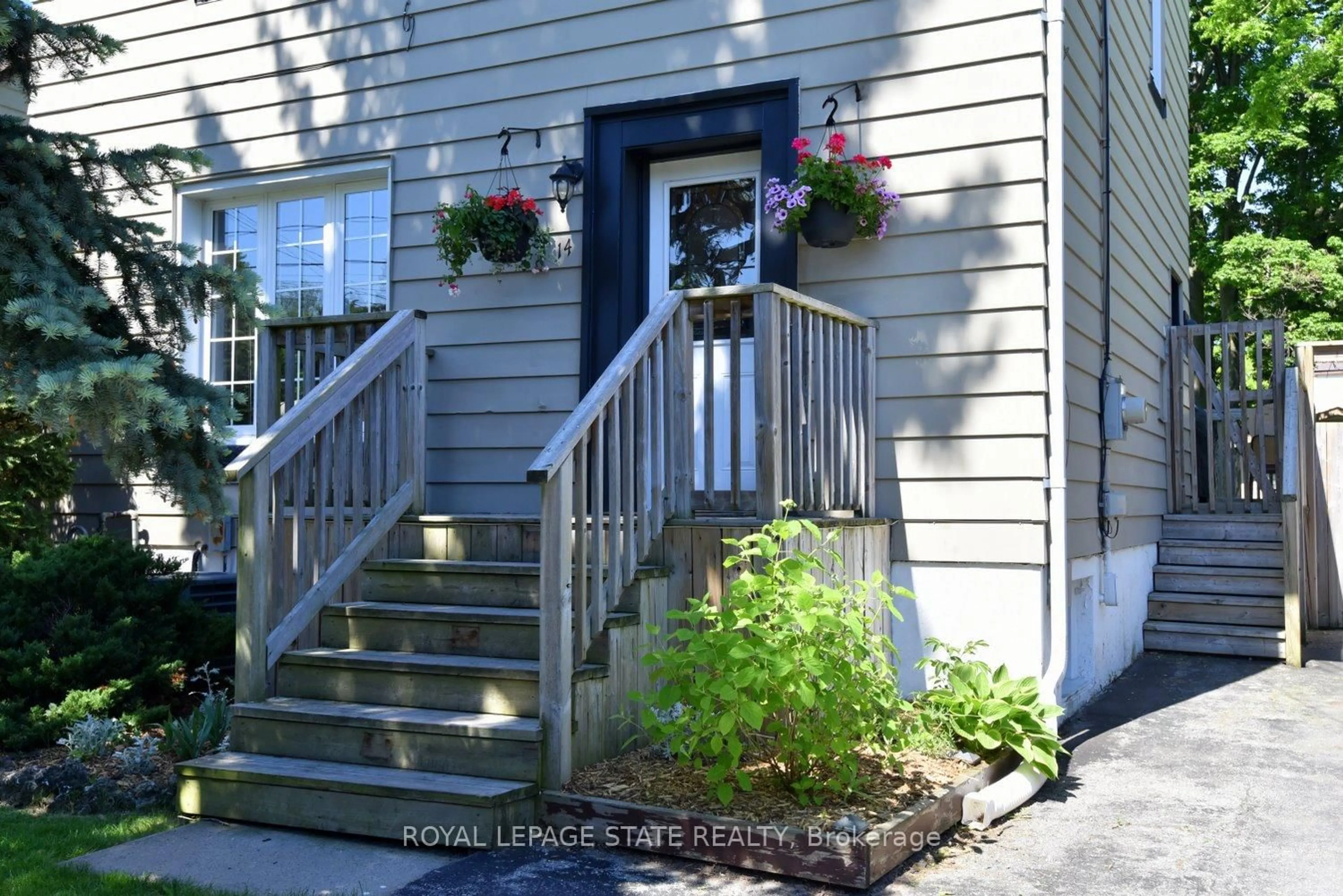 Indoor entryway for 14 Lydia St, Hamilton Ontario L8K 3B9