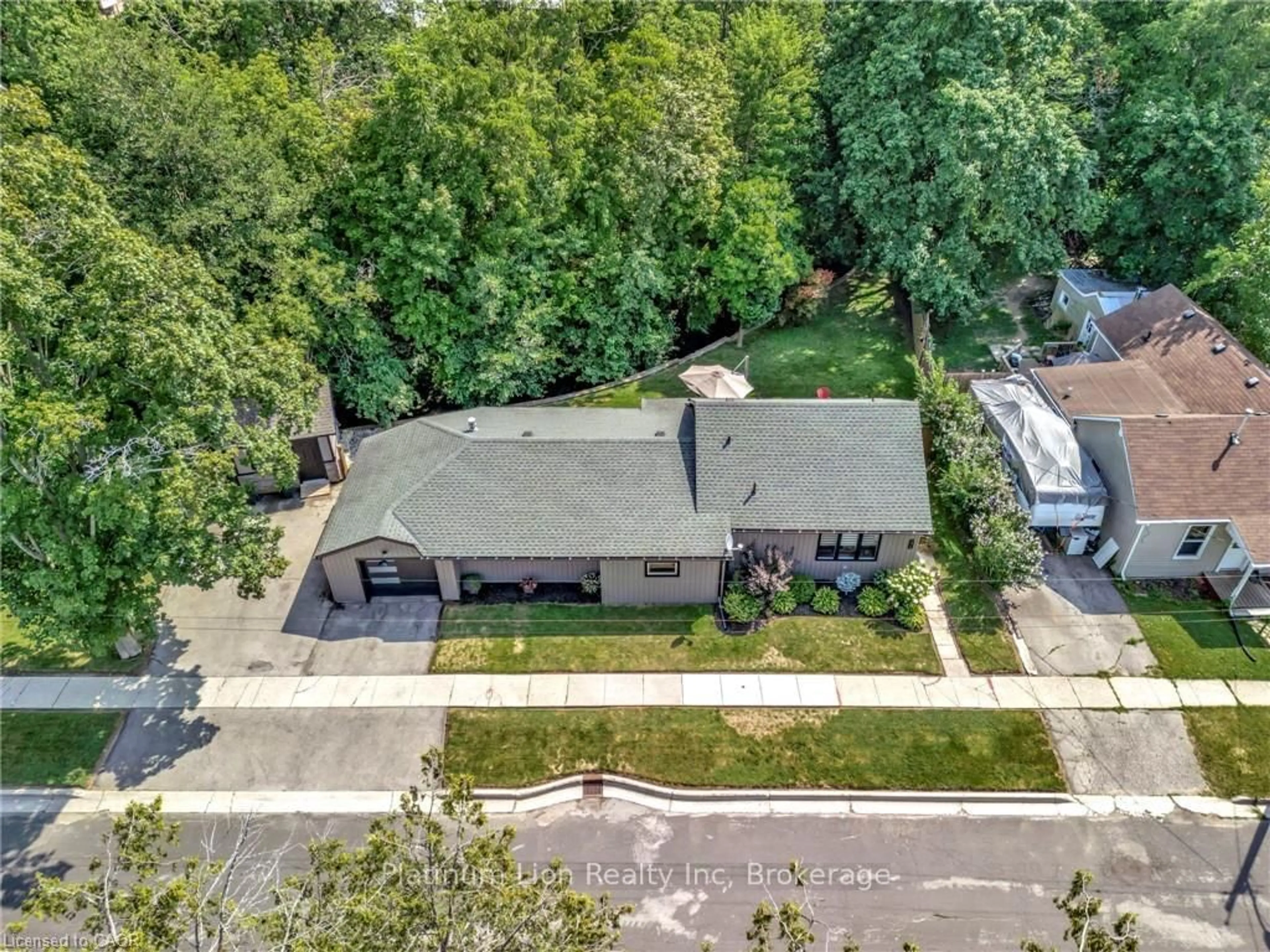A pic from outside/outdoor area/front of a property/back of a property/a pic from drone, street for 275 Talbot St, Norfolk Ontario N3Y 3X2