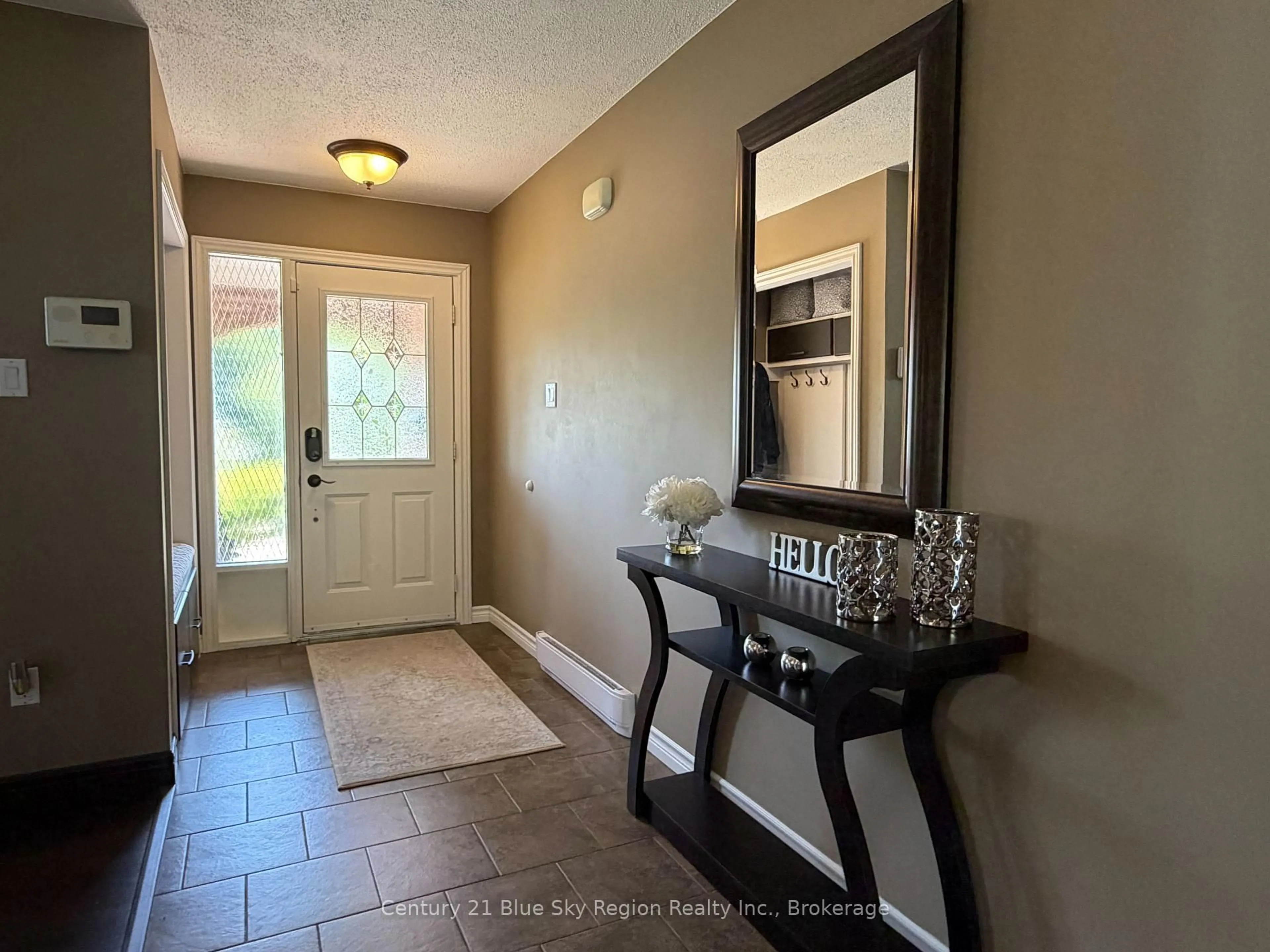 Indoor entryway for 790 LAURENTIAN Ave, North Bay Ontario P1B 7T8