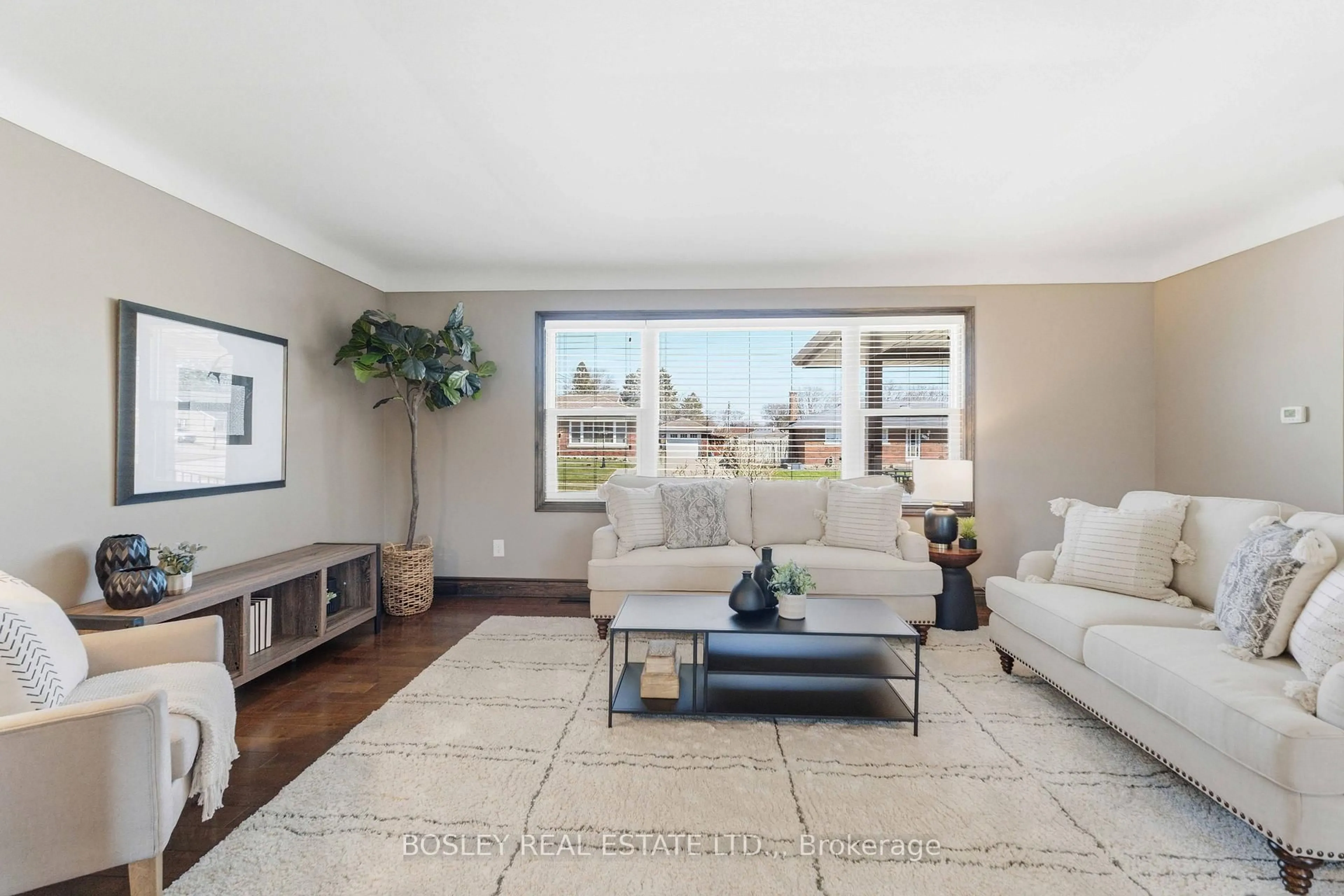 Living room with furniture, unknown for 5009 Amelia Cres, Niagara Falls Ontario L2E 5C4