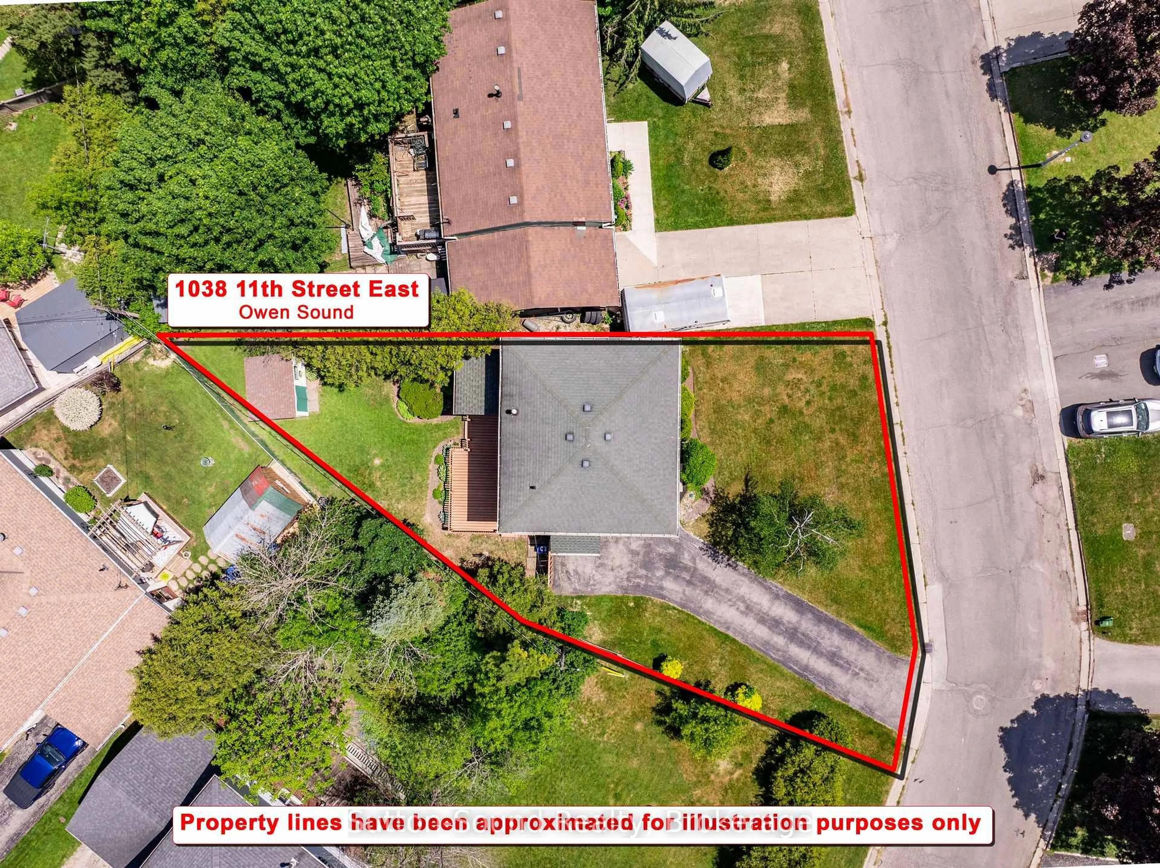 A pic from outside/outdoor area/front of a property/back of a property/a pic from drone, street for 1038 11th St, Owen Sound Ontario N4K 5V6