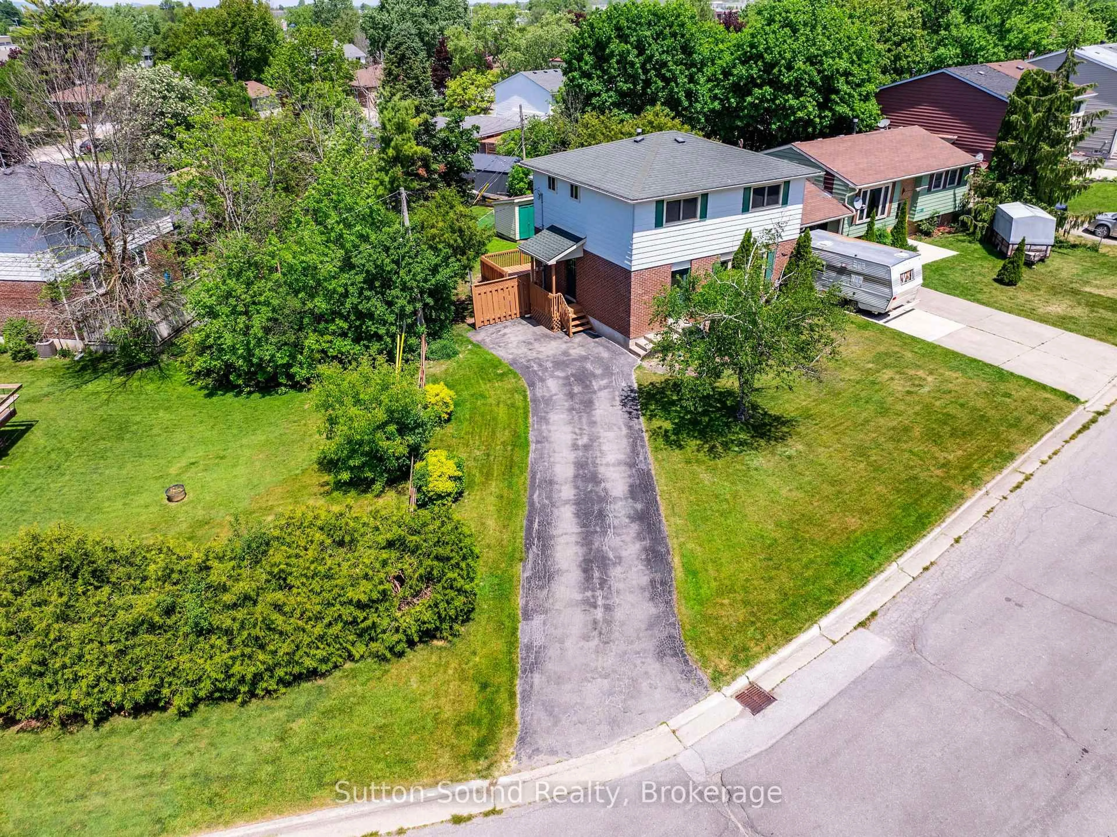A pic from outside/outdoor area/front of a property/back of a property/a pic from drone, street for 1038 11th St, Owen Sound Ontario N4K 5V6