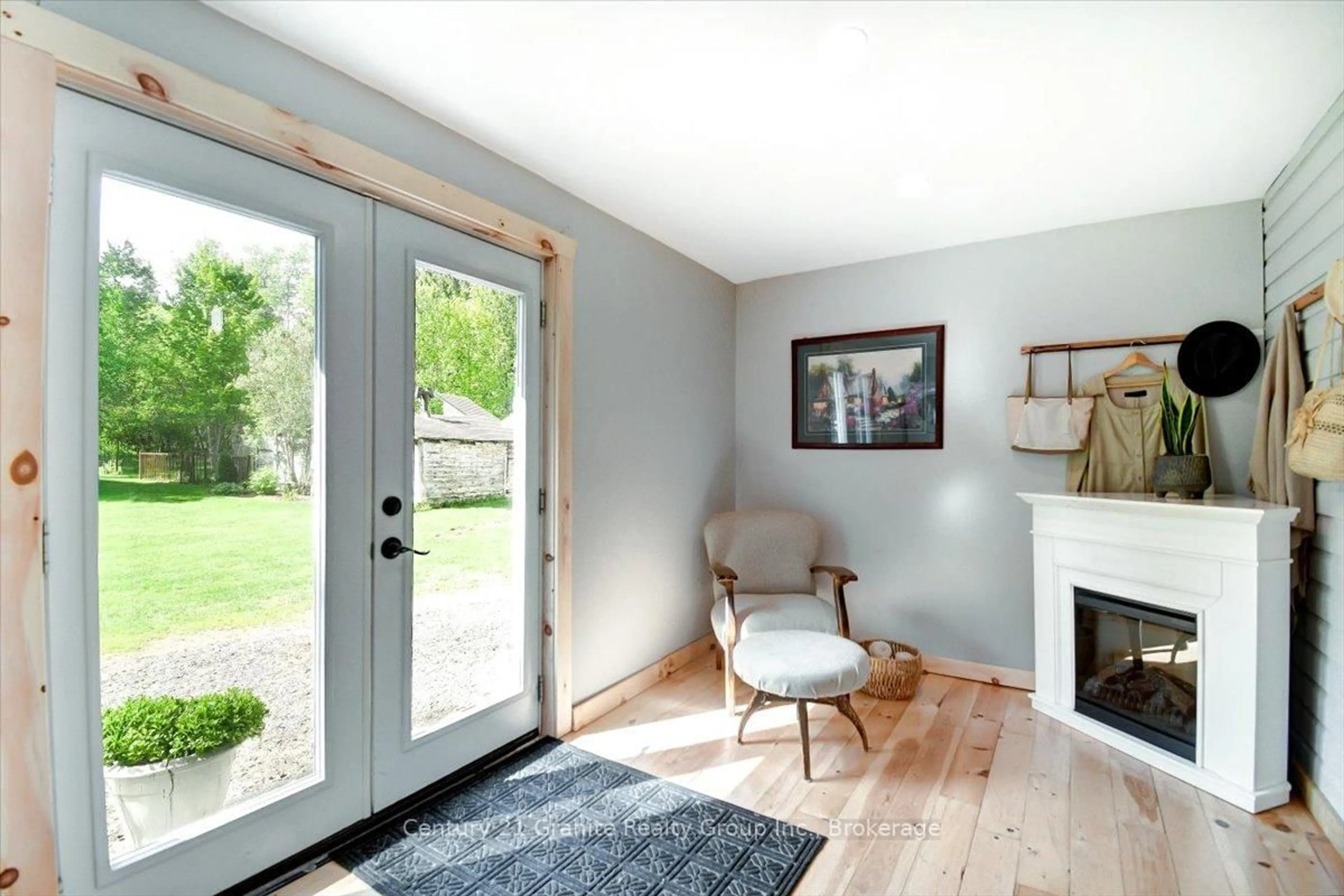 Indoor entryway for 33740 Hwy 62 Highway, Maynooth Ontario K0L 2S0