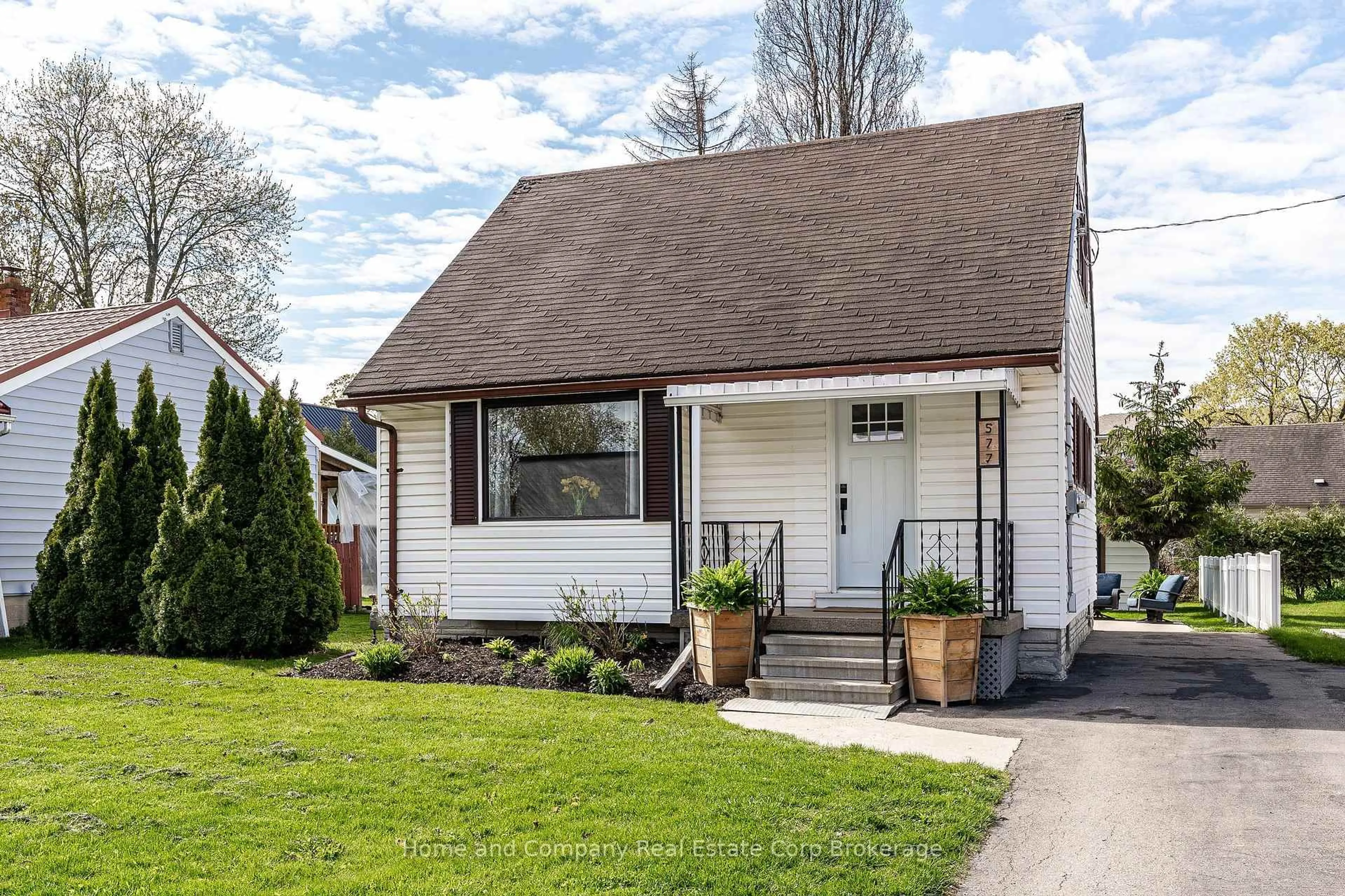 Home with vinyl exterior material, street for 577 Albert St, Stratford Ontario N5A 3L6
