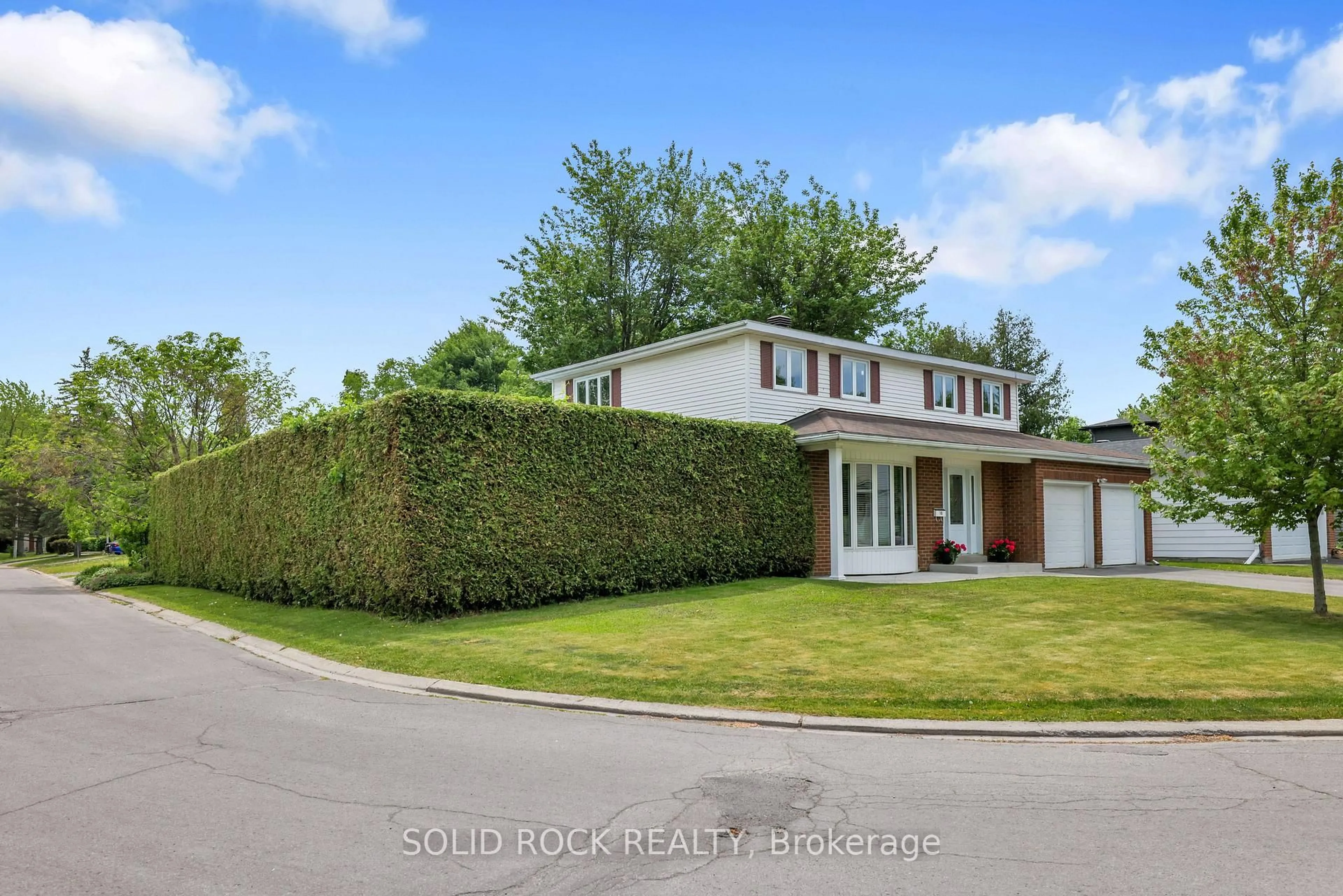 A pic from outside/outdoor area/front of a property/back of a property/a pic from drone, street for 10 Highpark Cres, Ottawa Ontario K1B 3G8