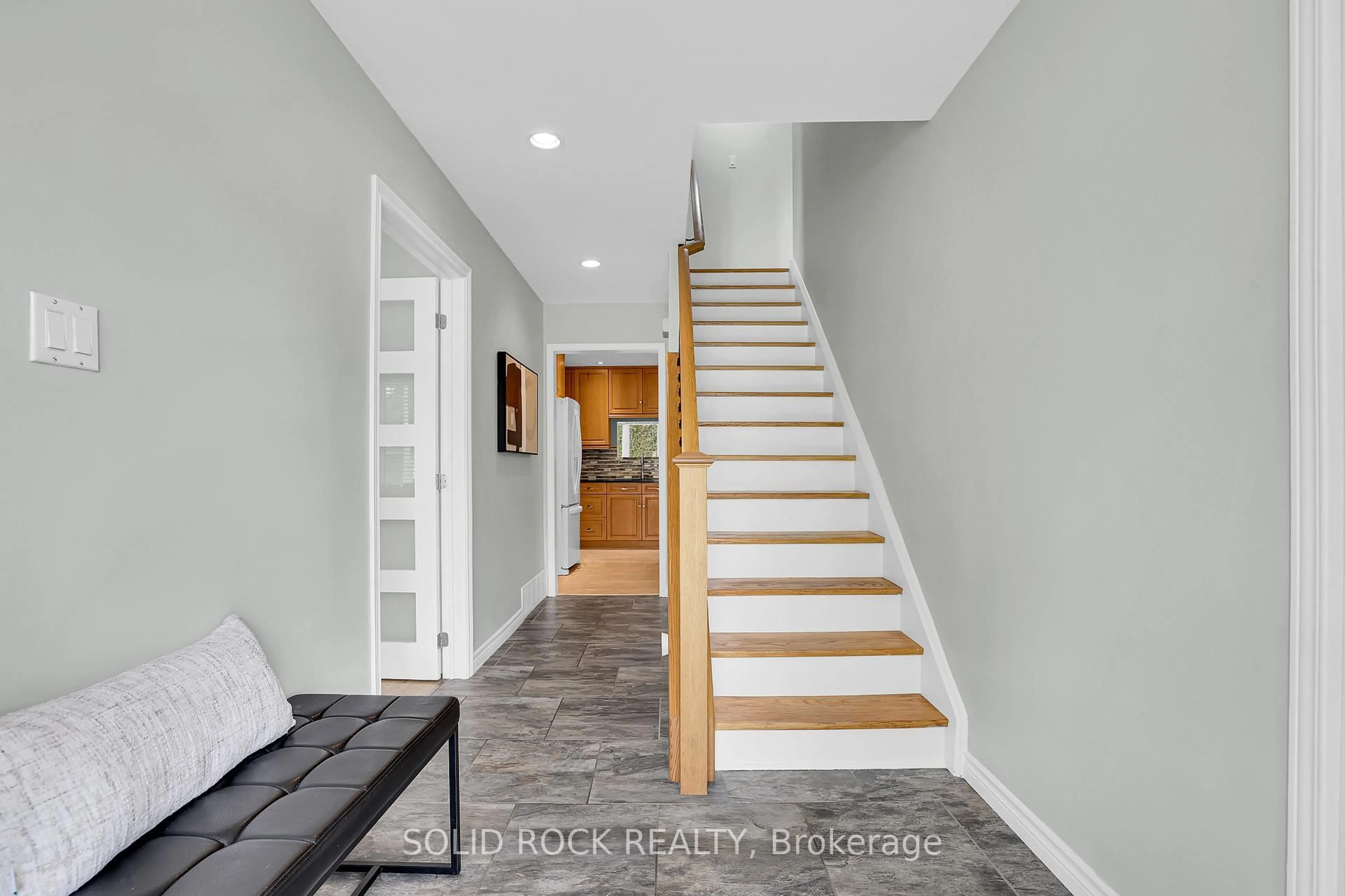 Indoor entryway for 10 Highpark Cres, Ottawa Ontario K1B 3G8