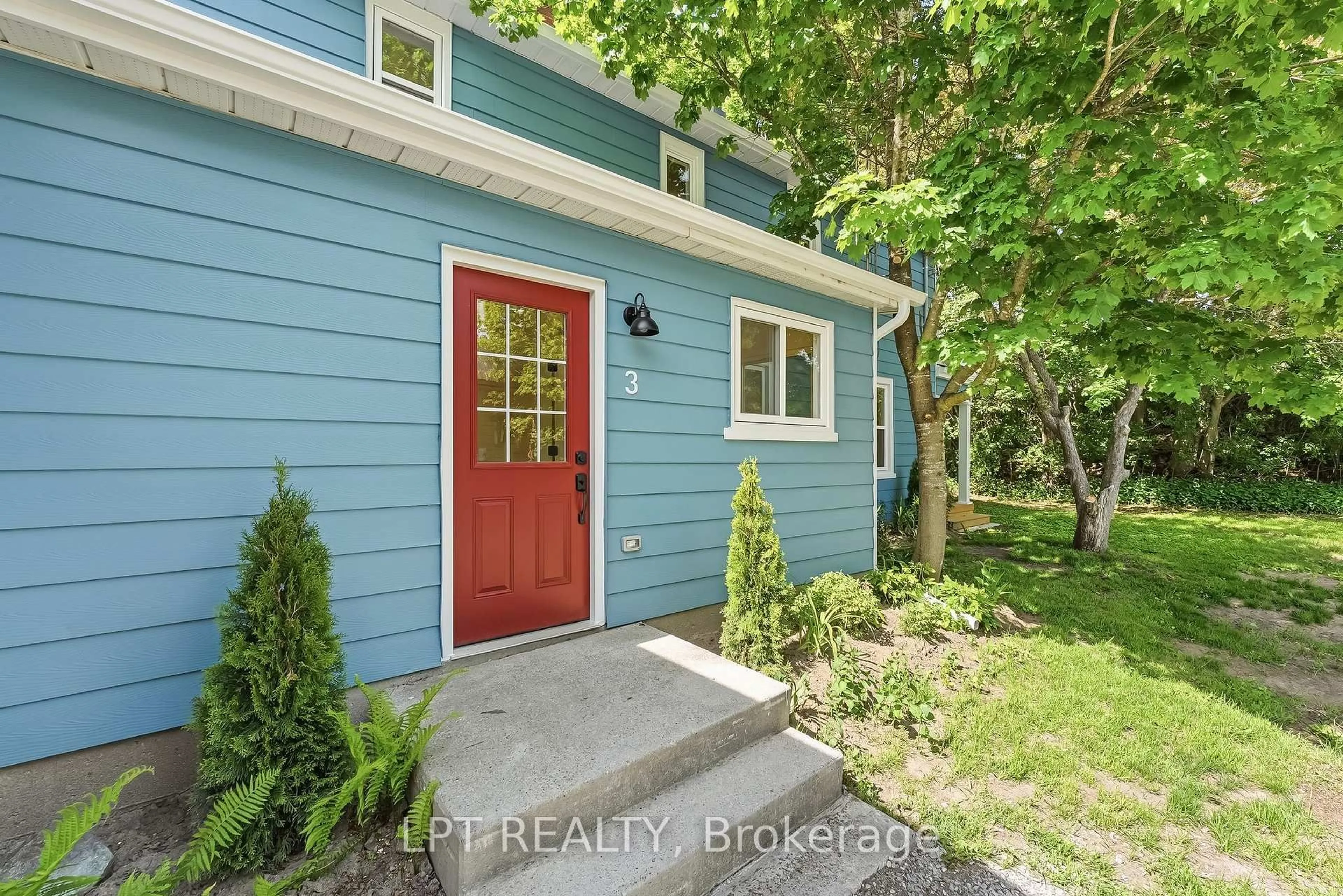 Indoor entryway for 3 Gore St, Kawartha Lakes Ontario L0A 1A0
