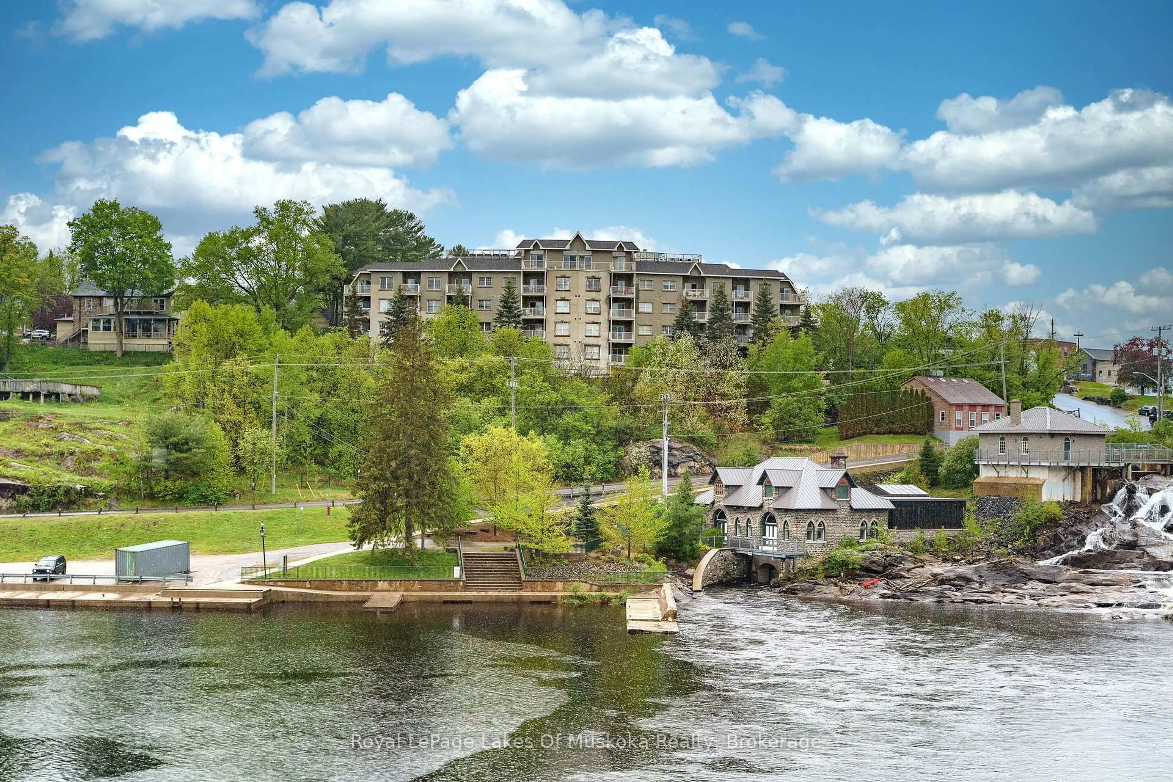 Blurry image for 24 Ontario St #403, Bracebridge Ontario P1L 2H5